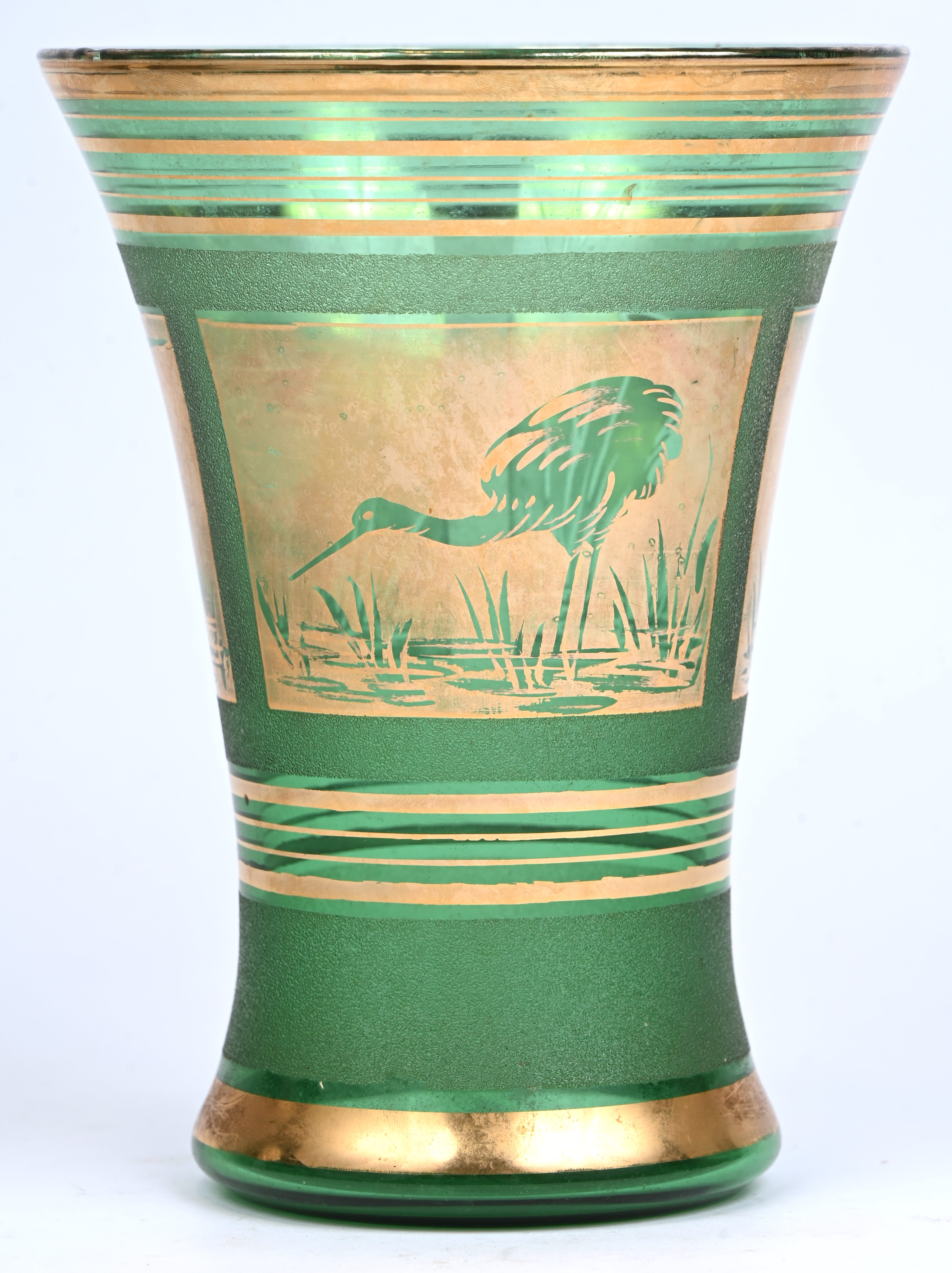 Een art deco vaas, Doyen, groen glas met een gouden decor van vogels Een art deco vaas, Doyen, groen glas met een gouden decor van vogels.