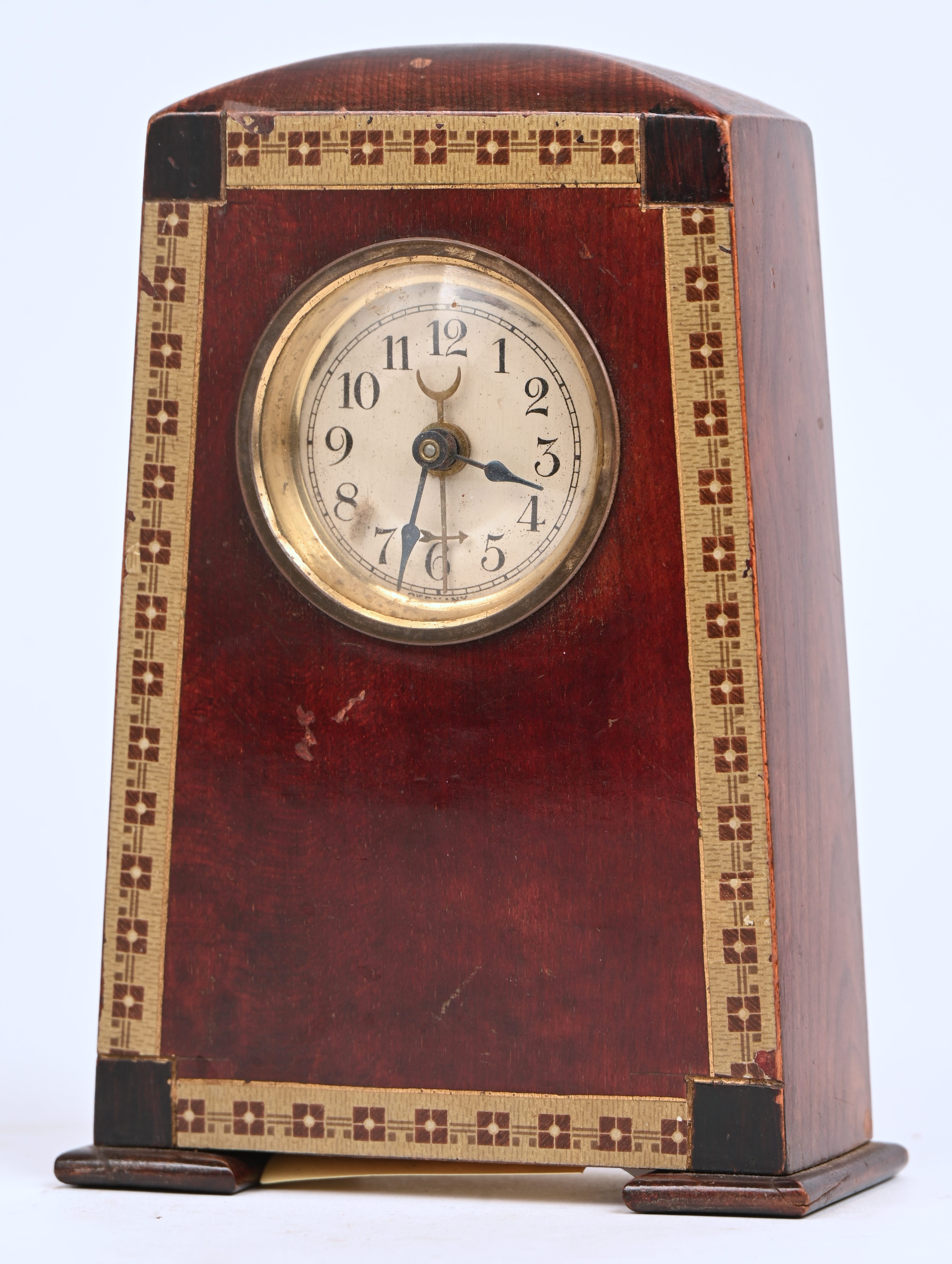 Een tafelklokje, vroeg 20ste eeuws, in houten kastje. Kleine schade achteraan. Werkend Een tafelklokje, vroeg 20ste eeuws, in houten kastje. Kleine schade achteraan. Werkend.