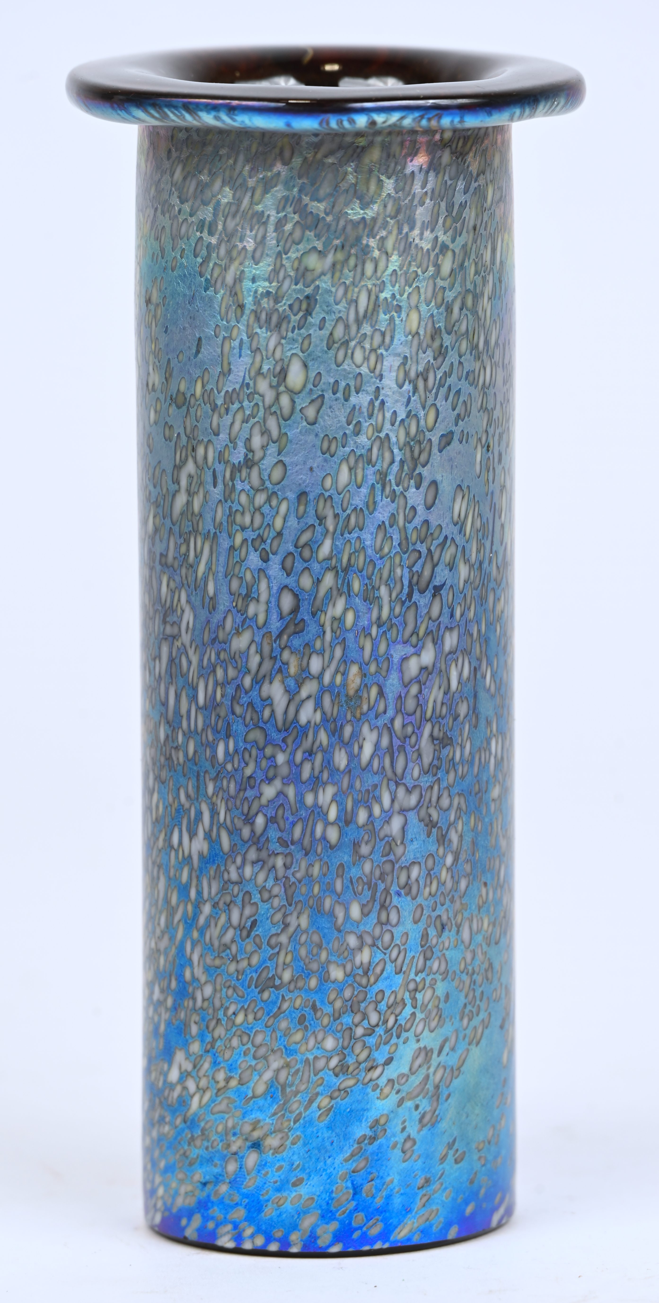 Een cilindervaasje met brede rand in iriserend glaswerk, mogelijk Isle of White studio glass uit de Summer Fruit reeks door Timothy Harris Een cilindervaasje met brede rand in iriserend glaswerk, mogelijk Isle of White studio glass uit de Summer Fruit reeks door Timothy Harris.