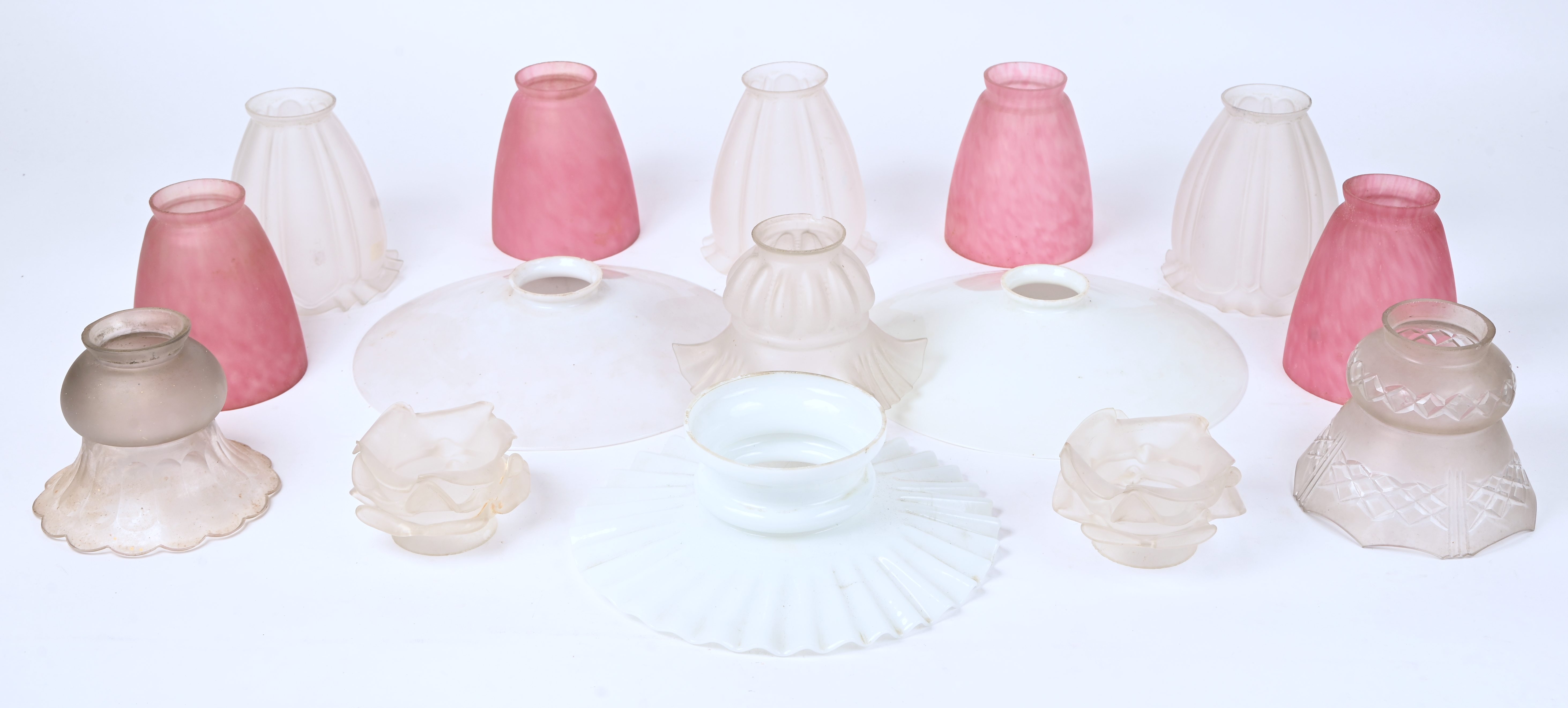 Een gevarieerd lot van 15 glazen kapjes en blakers Een gevarieerd lot van 15 glazen kapjes en blakers.