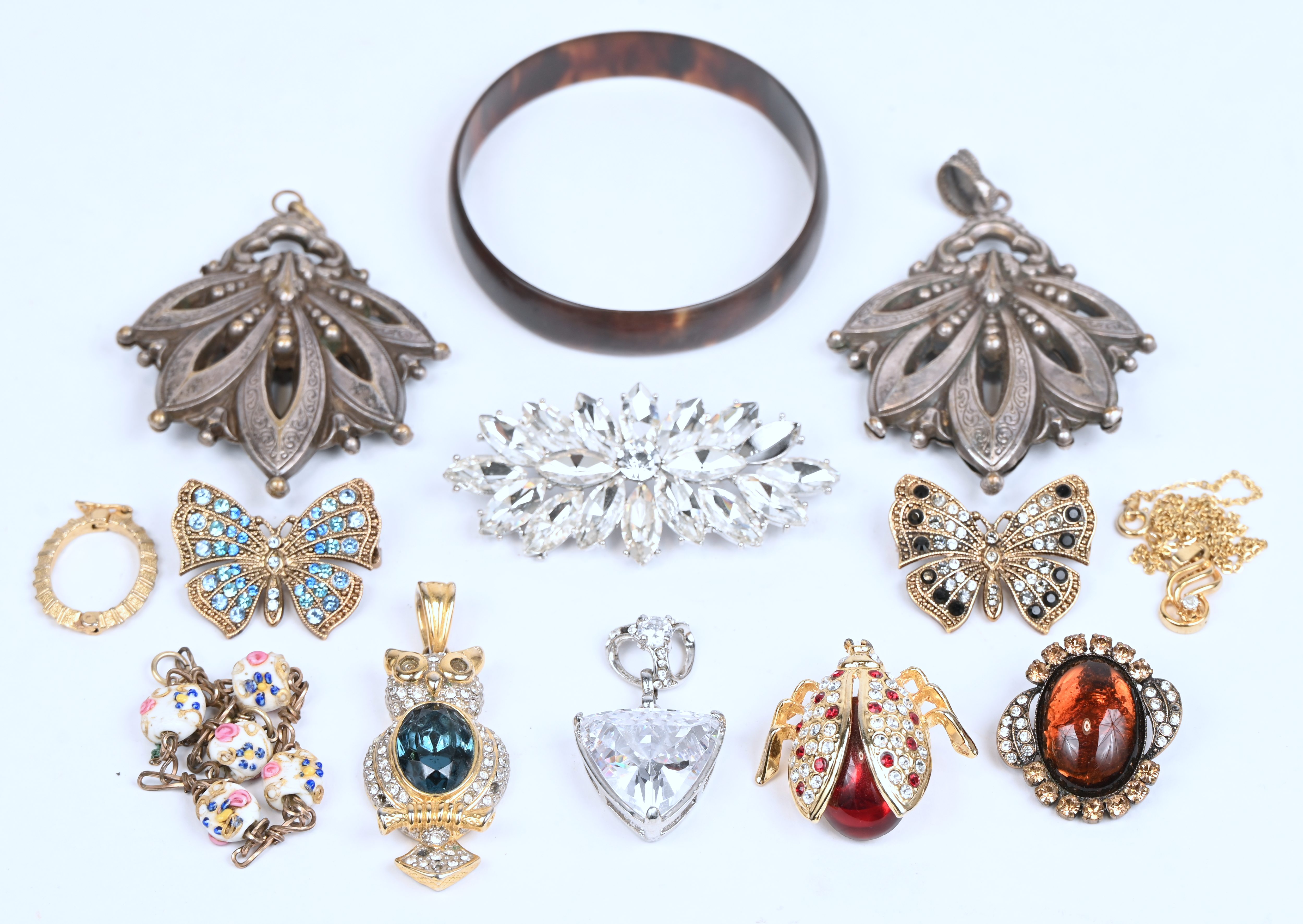 Een lot fantasiejuwelen, waaronder twee vlinderspelden Een lot fantasiejuwelen, waaronder twee vlinderspelden.
