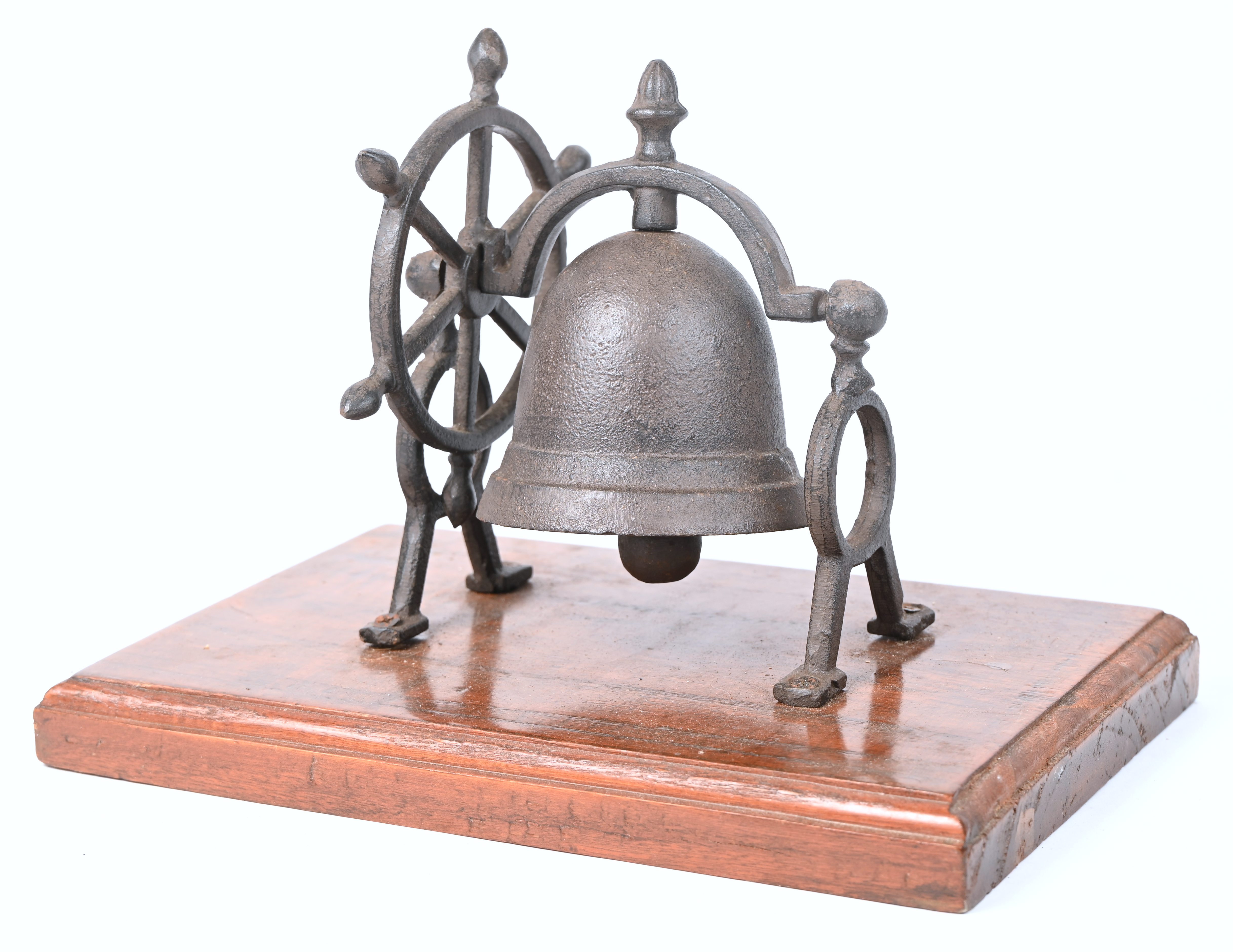 Een gietijzeren belletje op voet Een gietijzeren belletje op voet.