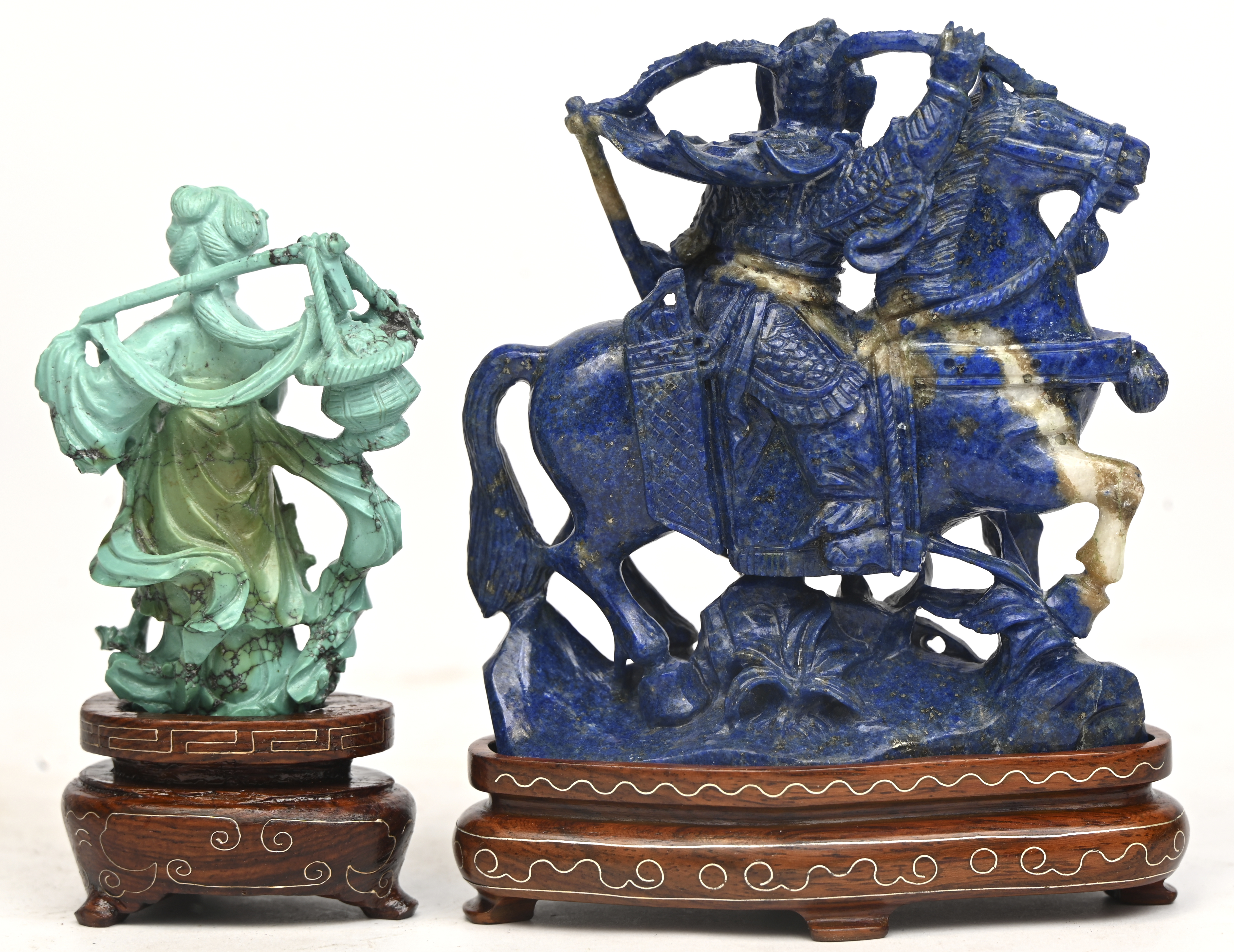 Een ruiter van gebeeldhouwd lapiz en een turkooise geisha. Twee kleine Chinese beeldjes met houten sokkeltjes. De Geisha mist één hand Een ruiter van gebeeldhouwd lapiz en een turkooise geisha. Twee kleine Chinese beeldjes met houten sokkeltjes. De Geisha mist één hand.