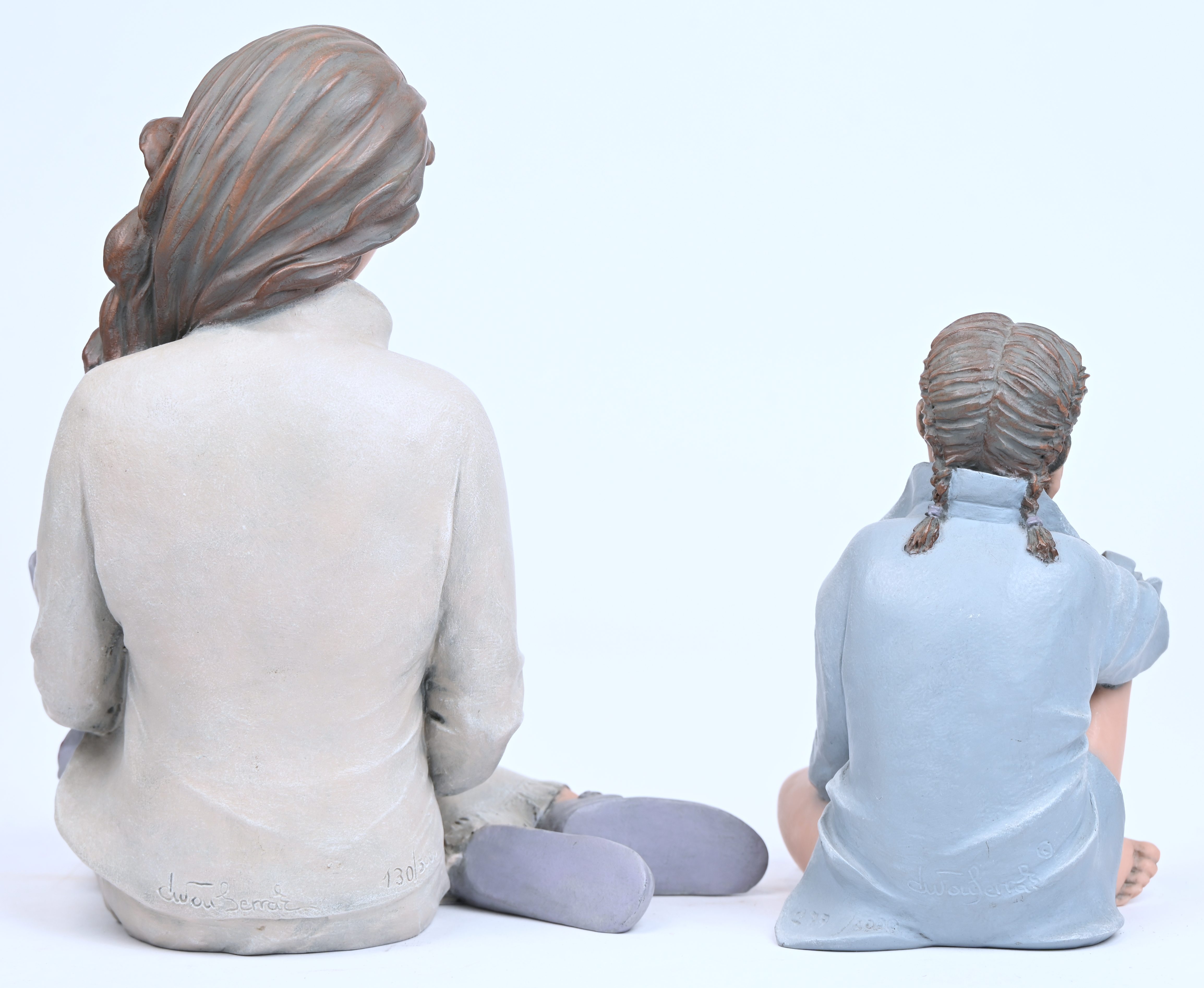 Twee beeldjes uit composiet, gelimiteerde edities: 130/5000 en 277/5000. Gemerkt Twee beeldjes uit composiet, gelimiteerde edities: 130/5000 en 277/5000. Gemerkt.