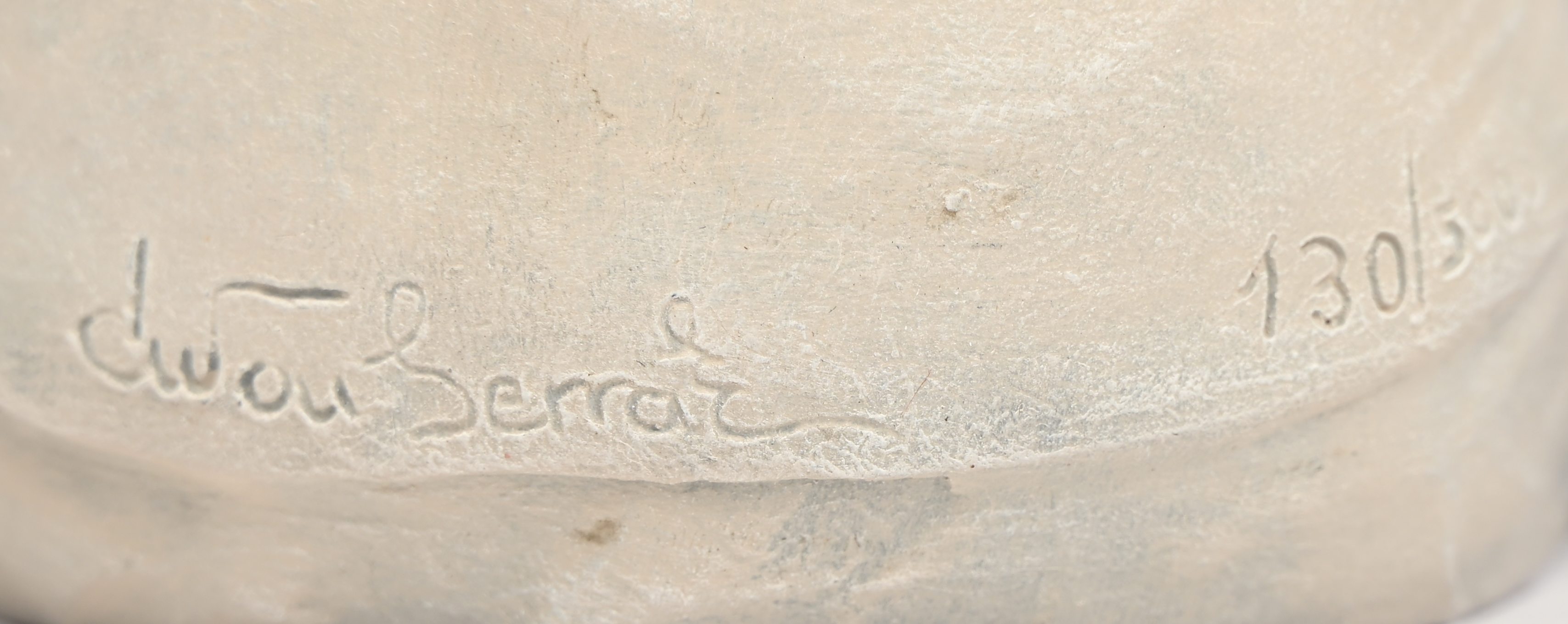 Twee beeldjes uit composiet, gelimiteerde edities: 130/5000 en 277/5000. Gemerkt Twee beeldjes uit composiet, gelimiteerde edities: 130/5000 en 277/5000. Gemerkt.