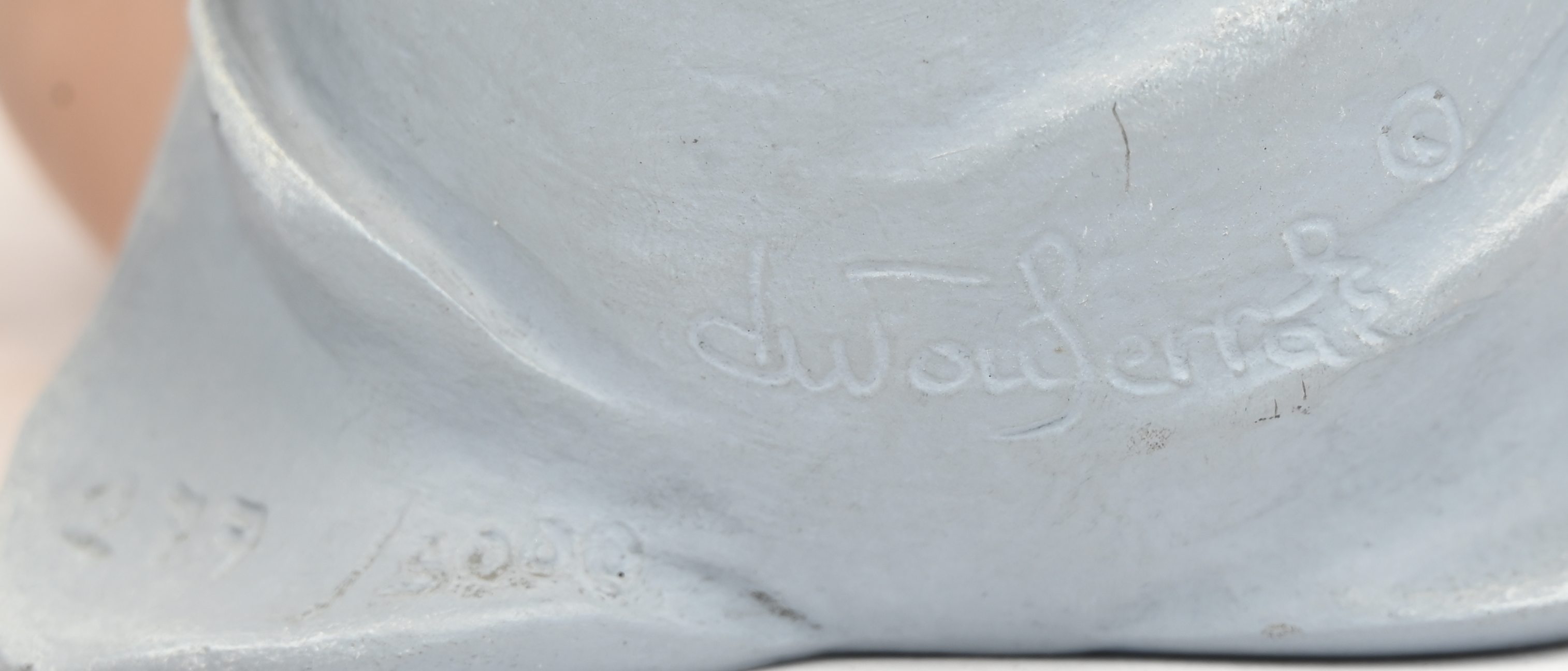 Twee beeldjes uit composiet, gelimiteerde edities: 130/5000 en 277/5000. Gemerkt Twee beeldjes uit composiet, gelimiteerde edities: 130/5000 en 277/5000. Gemerkt.