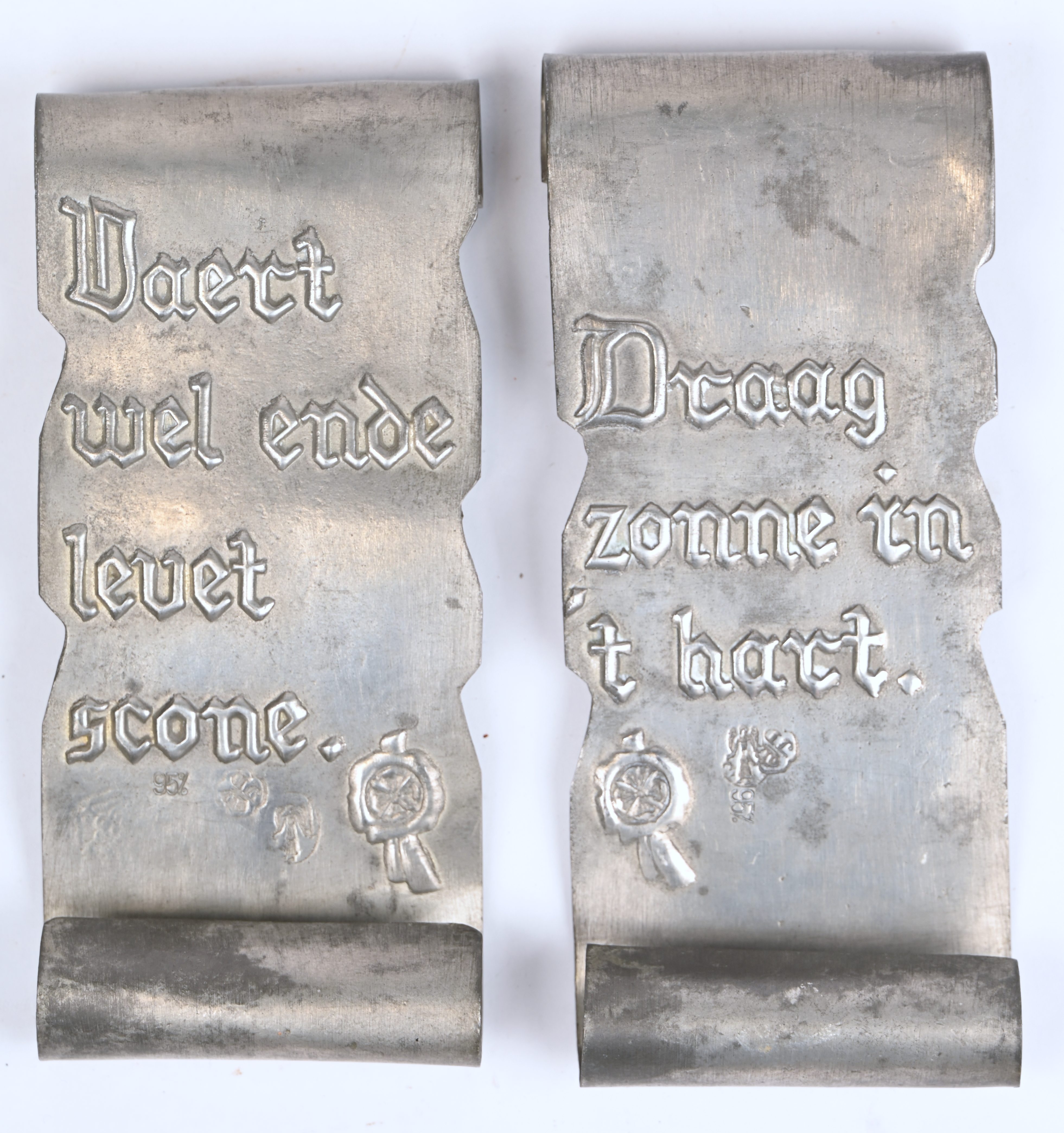 Twee tinnen plaatjes met spreuken: Draag zonne in ‘t hart en Vaert wel ende levet scone. 480 gram Twee tinnen plaatjes met spreuken: Draag zonne in ‘t hart en Vaert wel ende levet scone. 480 gram.