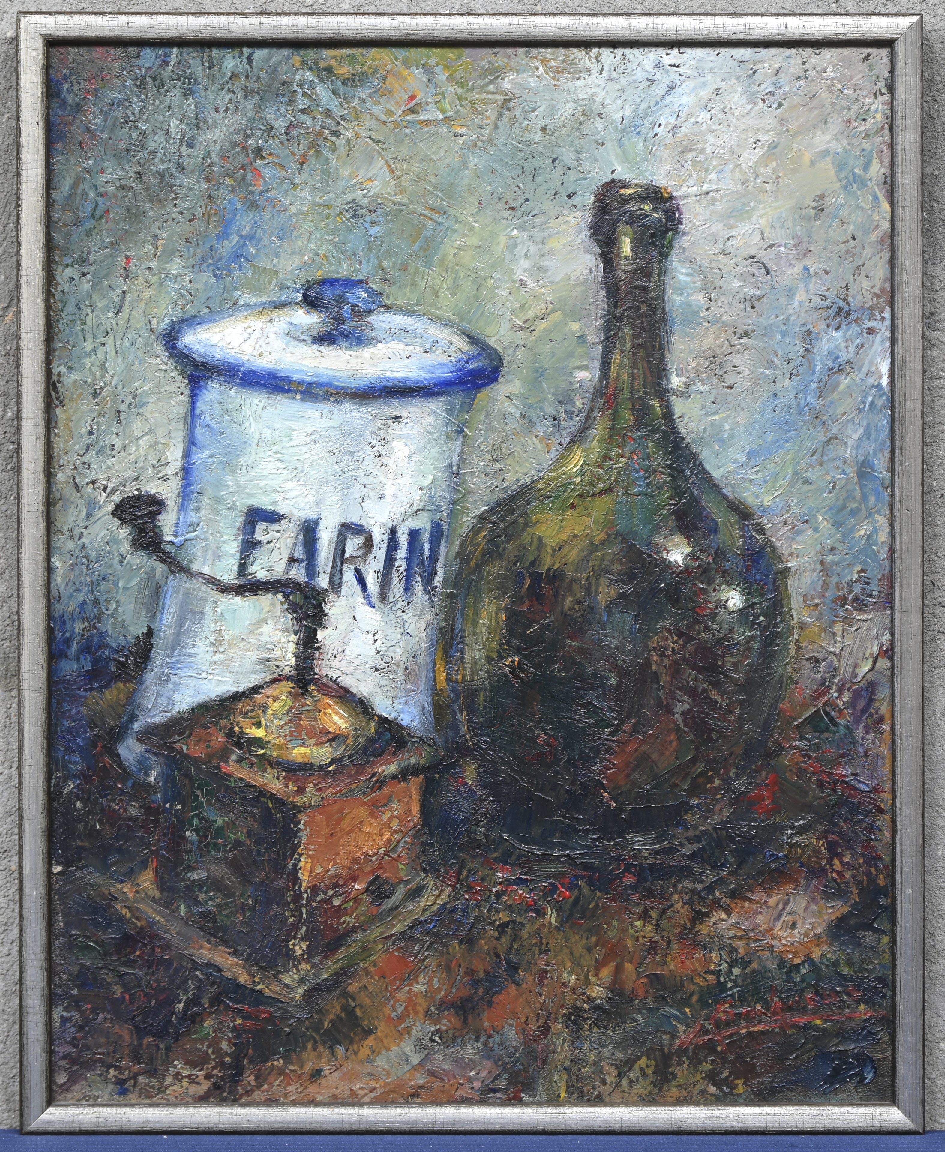 ‘Stilleven met fles en koffiemolen’, een olieverfschilderij op doek. Getekend L. Lanckneus ‘Stilleven met fles en koffiemolen’, een olieverfschilderij op doek. Getekend L. Lanckneus.