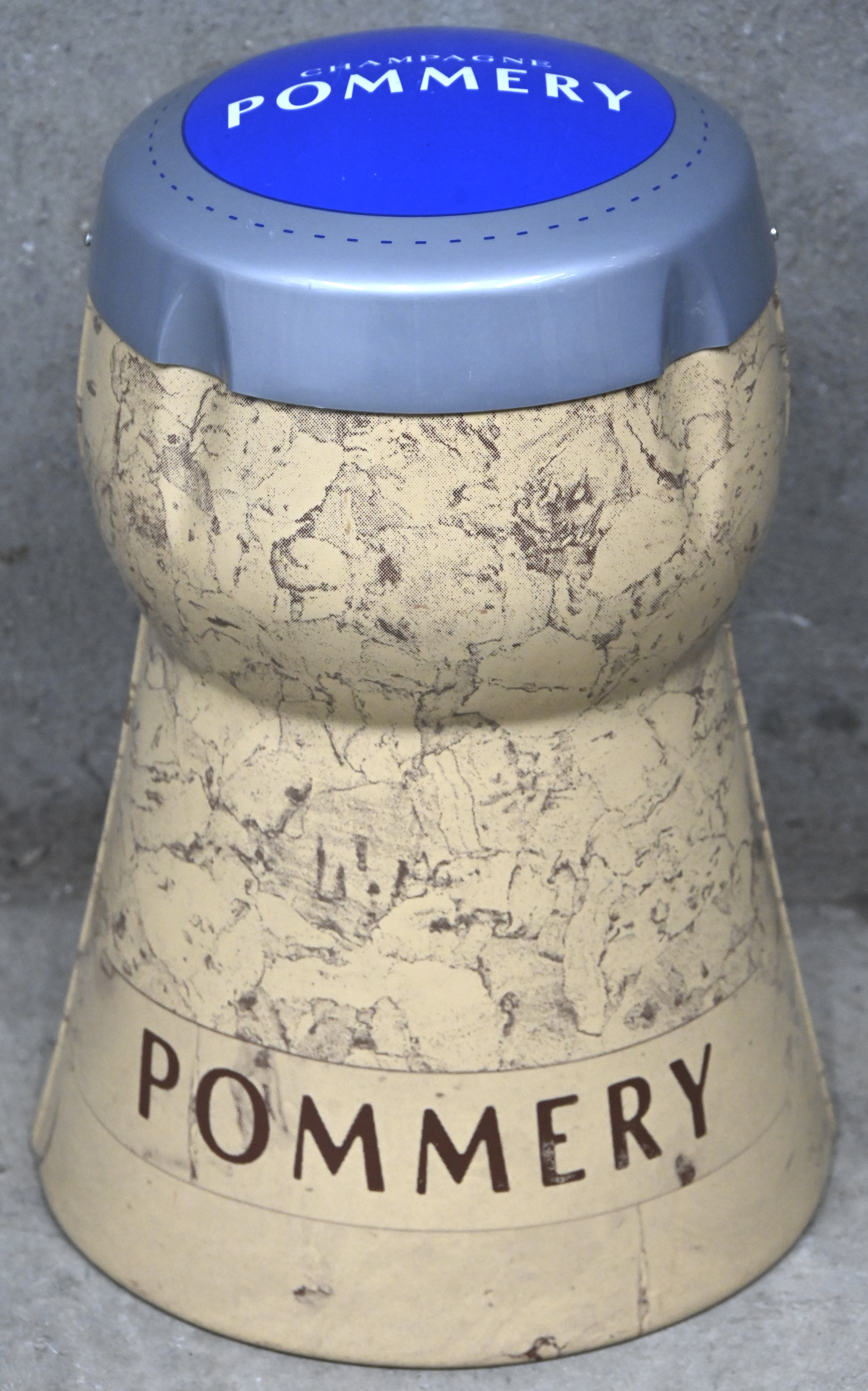 Pommery. Een krukje van kunststof, in de vorm van een champagnekurk Pommery. Een krukje van kunststof, in de vorm van een champagnekurk.