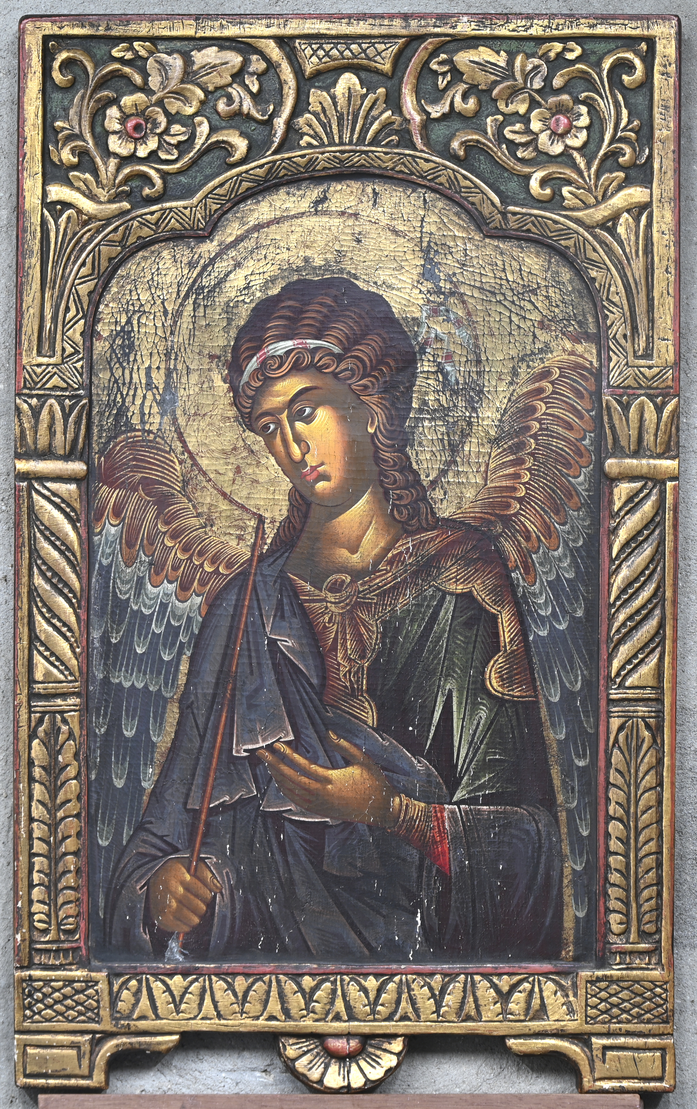 Een gescuplteerd houten paneel, beschilderd met de afbeelding van een engel. Naar Byzantijns voorbeeld Een gescuplteerd houten paneel, beschilderd met de afbeelding van een engel. Naar Byzantijns voorbeeld.