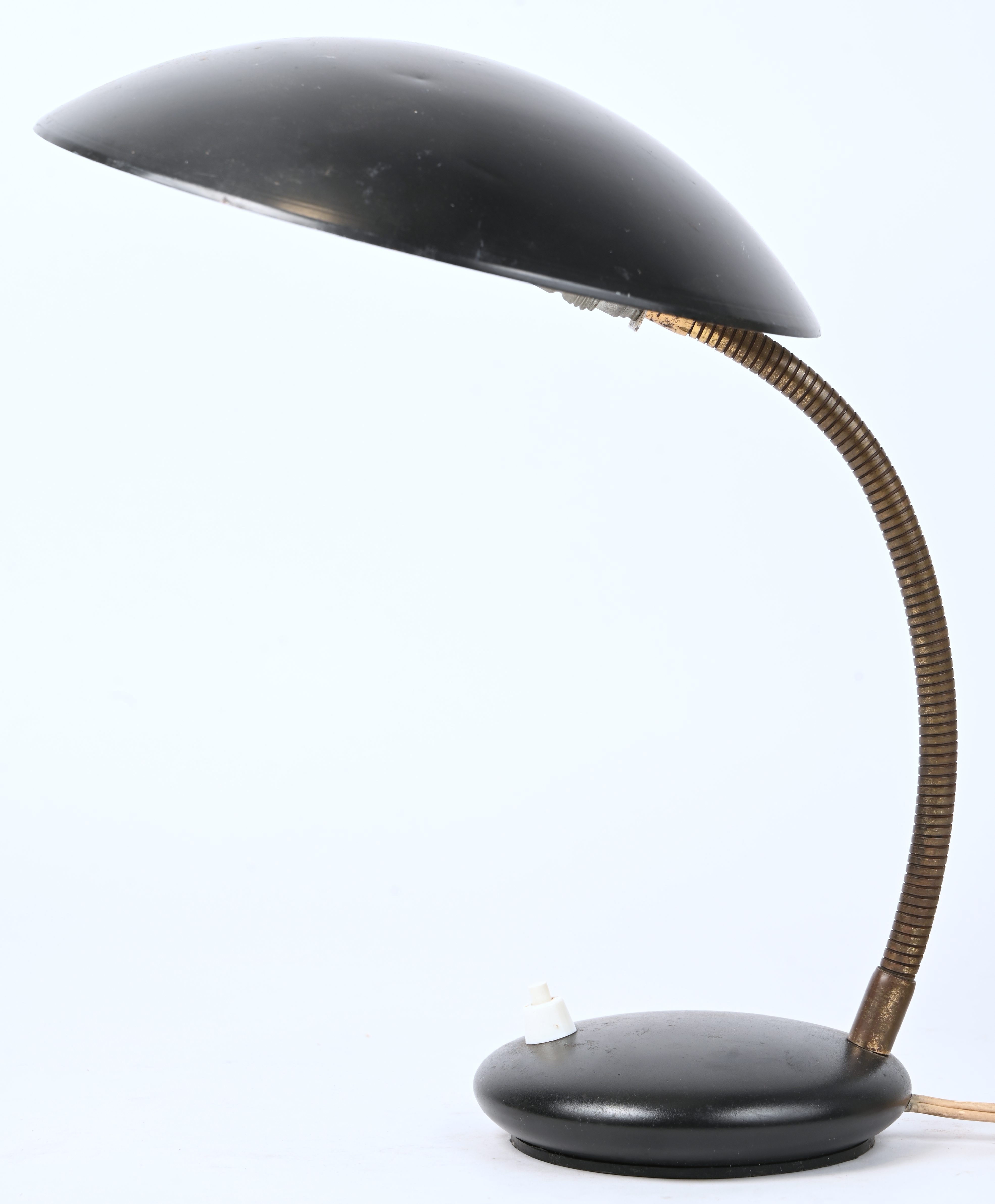 Een vintage U.F.O. bureaulamp, koper en zwart metaal Een vintage U.F.O. bureaulamp, koper en zwart metaal.