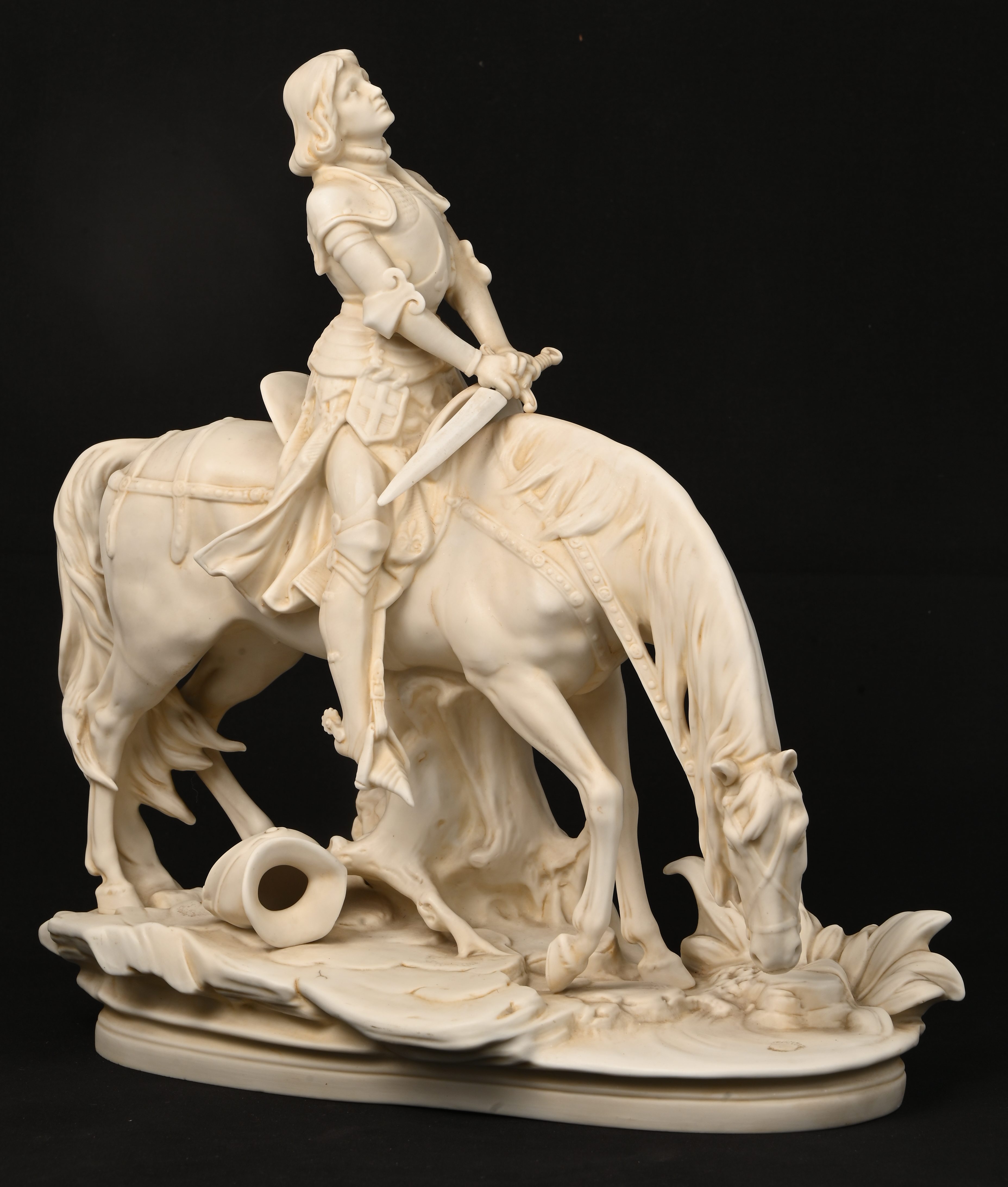 Jeanne d’Arc te paard. Een biscuit beeld. Saksen, begin XXste eeuw. Onderaan gemerkt. Lemmet uit kunststof Jeanne d’Arc te paard. Een biscuit beeld. Saksen, begin XXste eeuw. Onderaan gemerkt. Lemmet uit kunststof.
