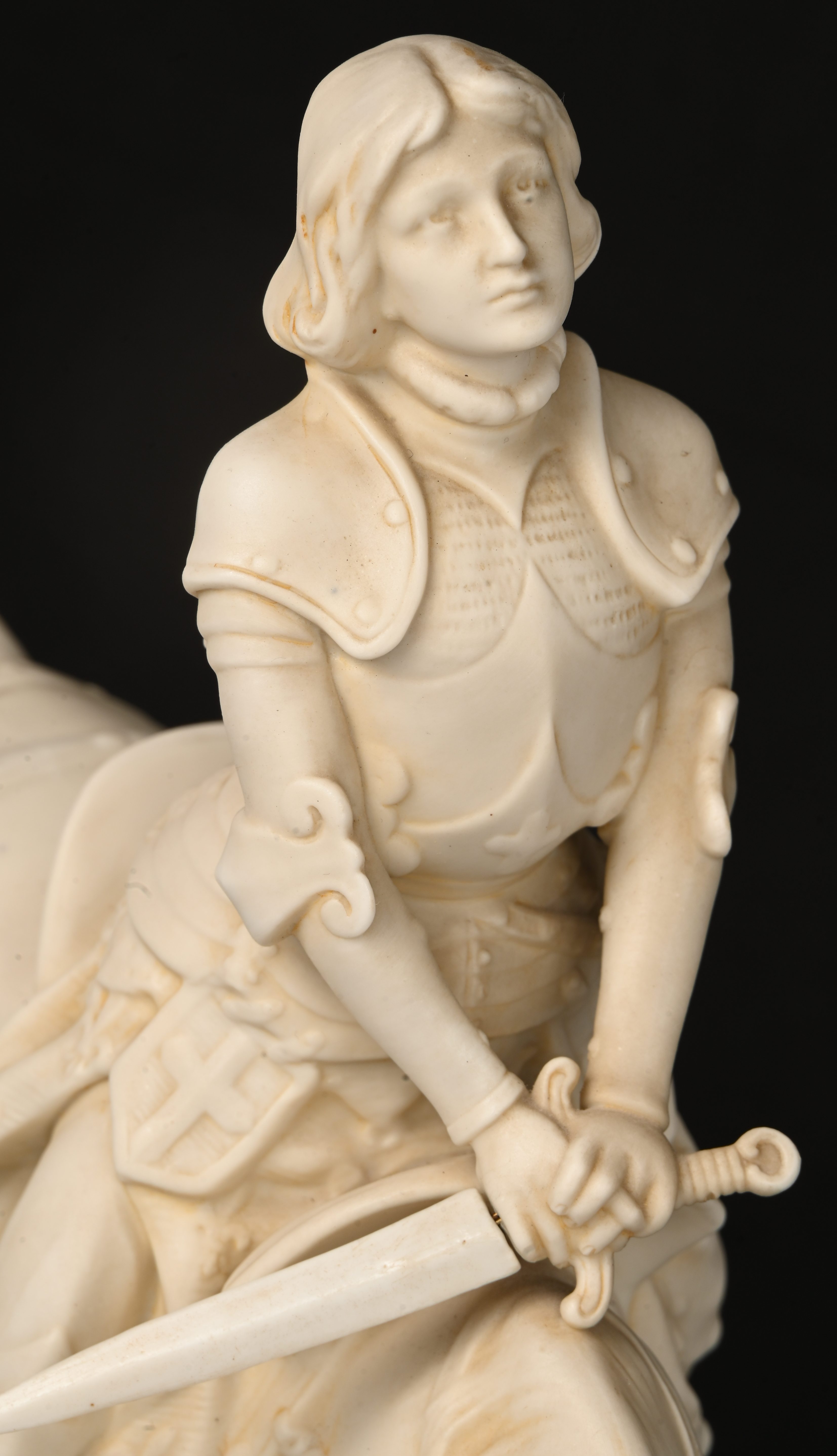 Jeanne d’Arc te paard. Een biscuit beeld. Saksen, begin XXste eeuw. Onderaan gemerkt. Lemmet uit kunststof Jeanne d’Arc te paard. Een biscuit beeld. Saksen, begin XXste eeuw. Onderaan gemerkt. Lemmet uit kunststof.