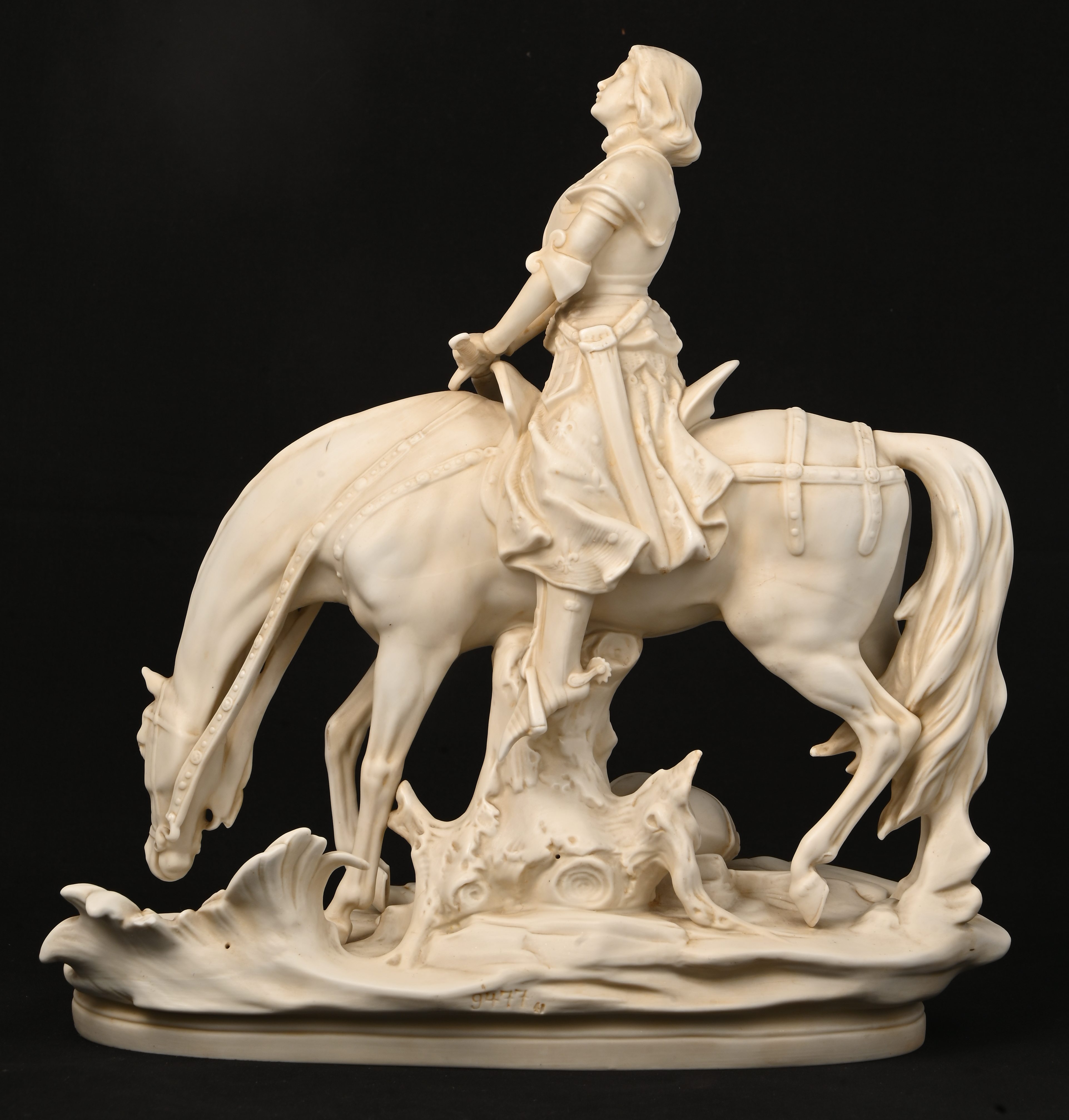 Jeanne d’Arc te paard. Een biscuit beeld. Saksen, begin XXste eeuw. Onderaan gemerkt. Lemmet uit kunststof Jeanne d’Arc te paard. Een biscuit beeld. Saksen, begin XXste eeuw. Onderaan gemerkt. Lemmet uit kunststof.