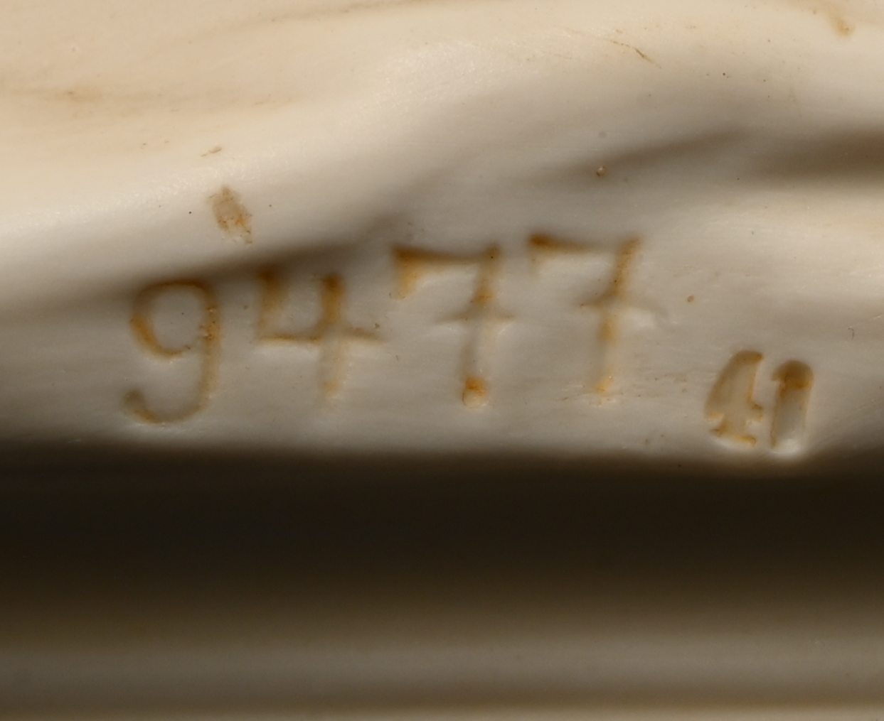 Jeanne d’Arc te paard. Een biscuit beeld. Saksen, begin XXste eeuw. Onderaan gemerkt. Lemmet uit kunststof Jeanne d’Arc te paard. Een biscuit beeld. Saksen, begin XXste eeuw. Onderaan gemerkt. Lemmet uit kunststof.