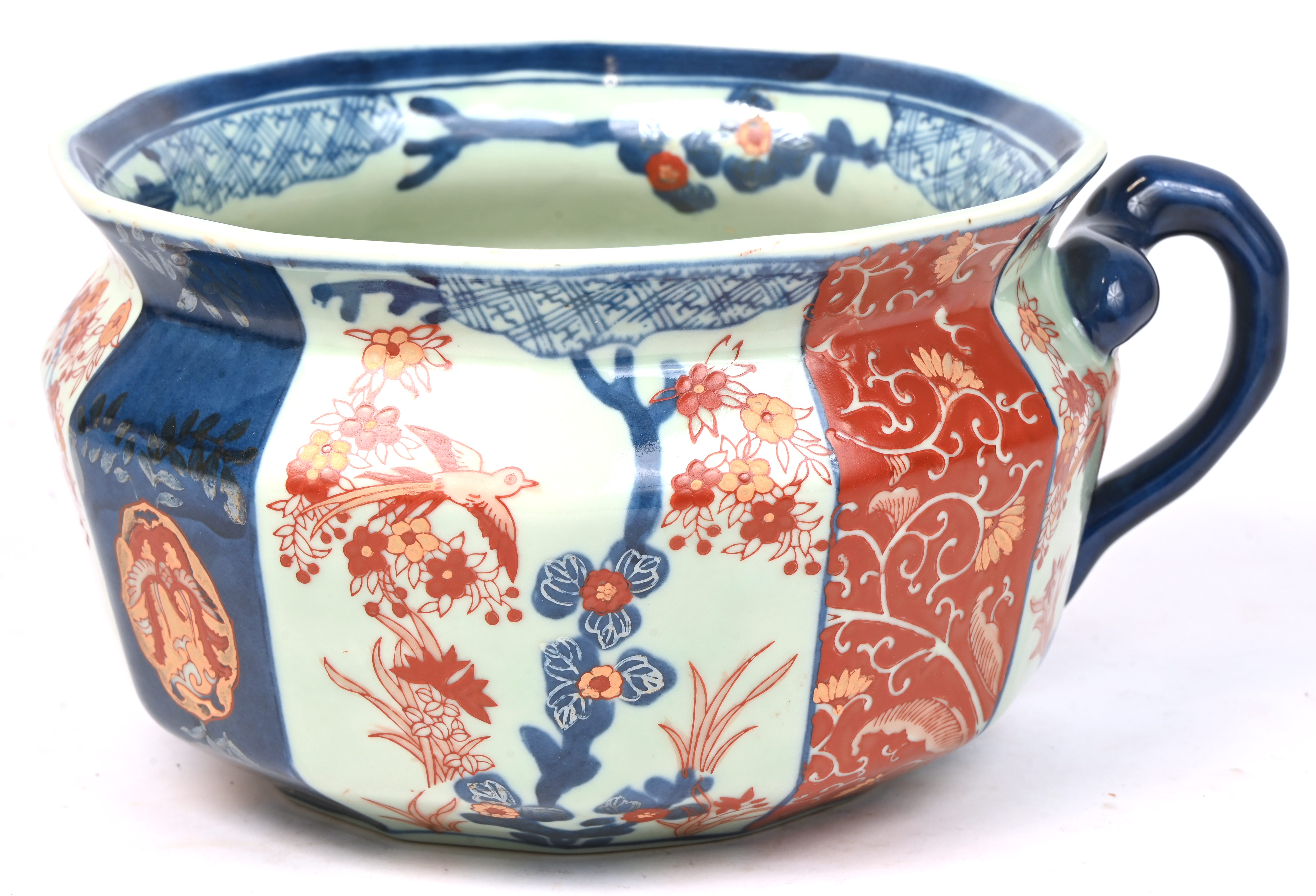 Een porseleinen kamerpot naar Japans voorbeeld, gemerkt Ironstone Een porseleinen kamerpot naar Japans voorbeeld, gemerkt Ironstone.