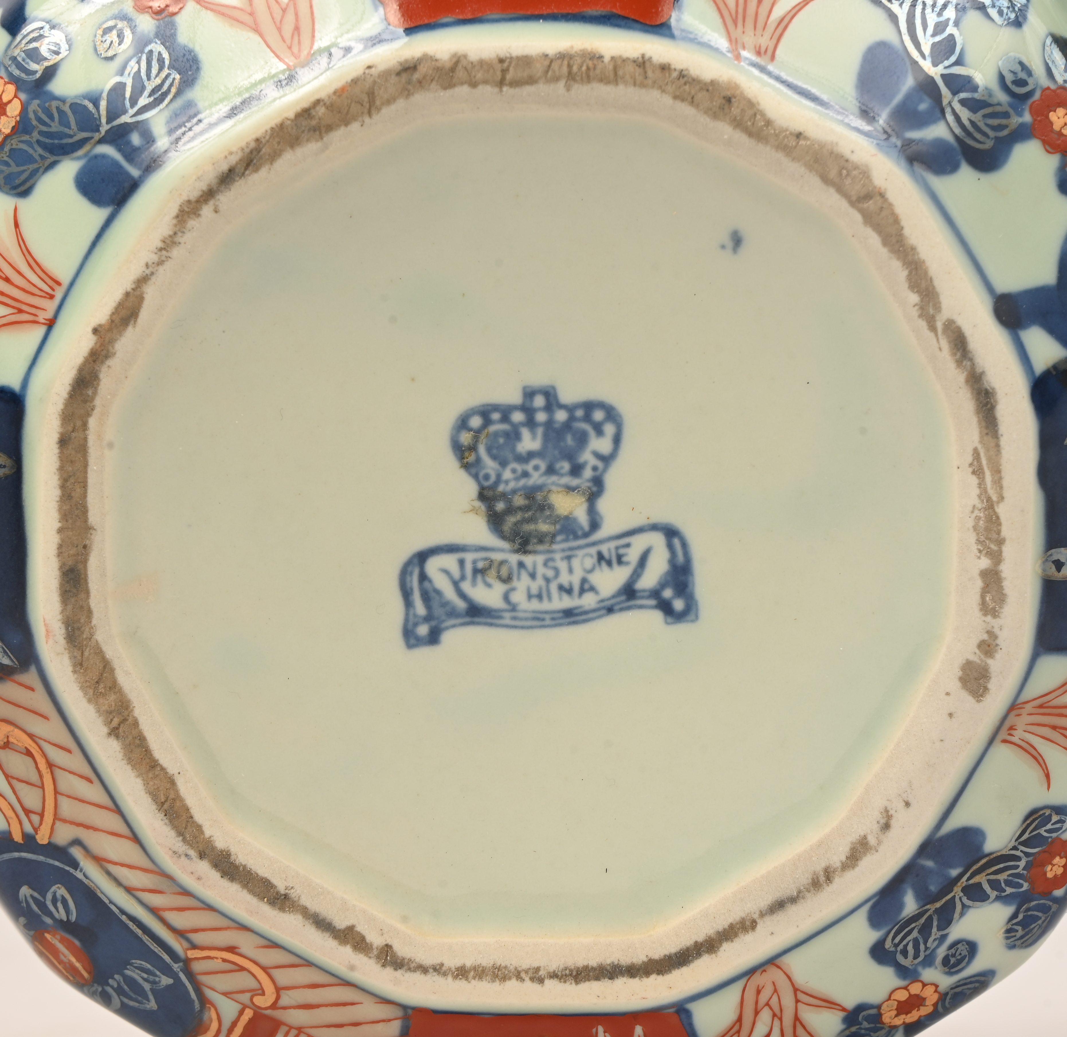 Een porseleinen kamerpot naar Japans voorbeeld, gemerkt Ironstone Een porseleinen kamerpot naar Japans voorbeeld, gemerkt Ironstone.