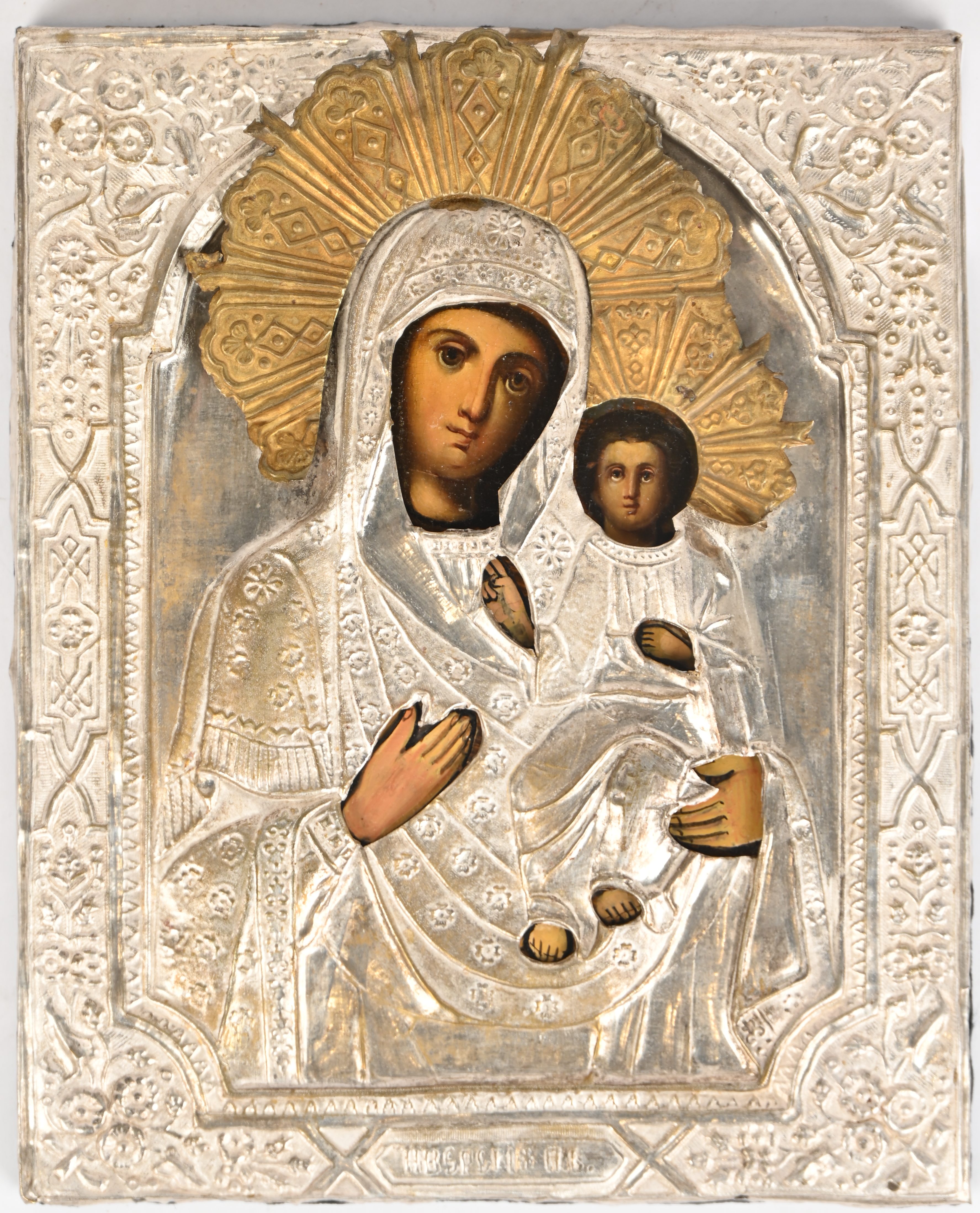 “De Moeder Gods van Iversk”. Russische icoon met metalen riza. Tempera op paneel. XIXde eeuw “De Moeder Gods van Iversk”. Russische icoon met metalen riza. Tempera op paneel. XIXde eeuw.