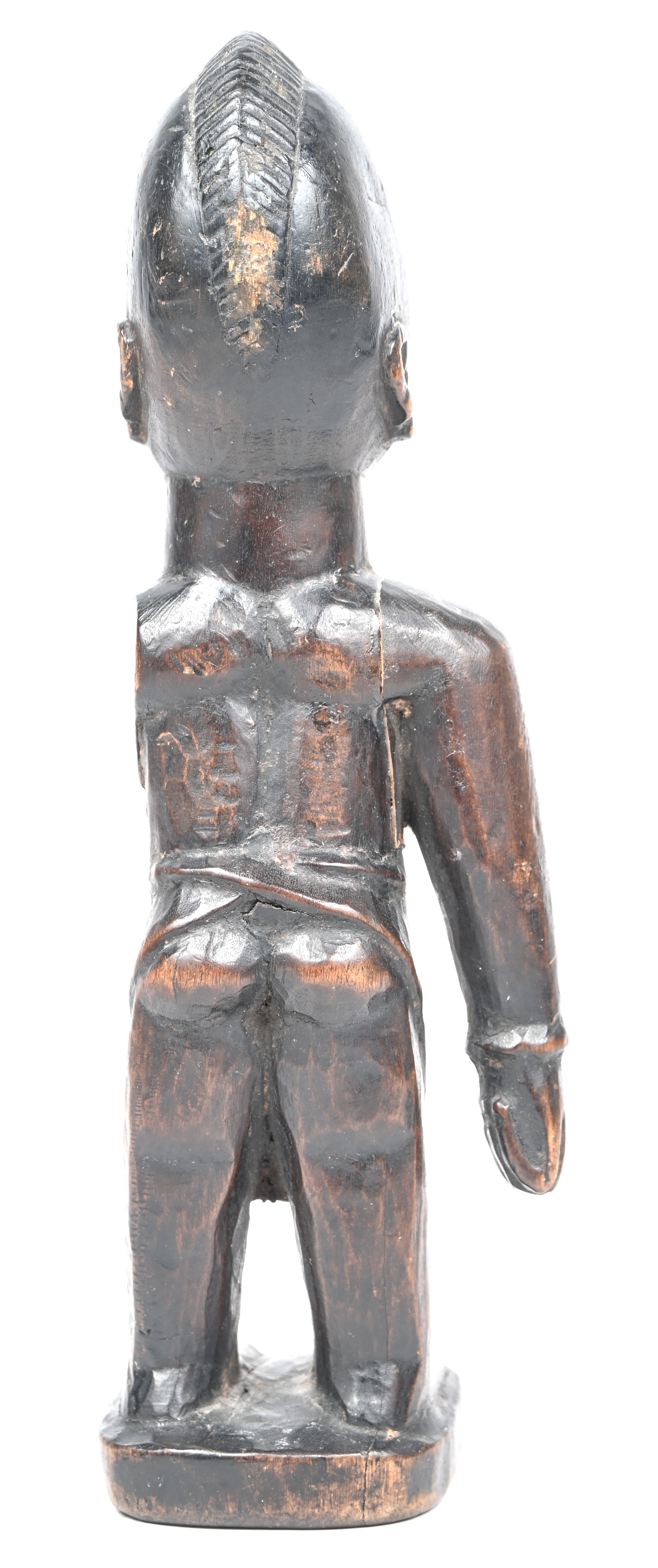 “Ibedji”. Een houten gesculpteerd vruchtbaarheidsbeeldje van de Yoruba, een figuur met afgesneden armen, waarvan 1 terug werd aangelijmd. Eind 20e eeuw “Ibedji”. Een houten gesculpteerd vruchtbaarheidsbeeldje van de Yoruba, een figuur met afgesneden armen, waarvan 1 terug werd aangelijmd. Eind 20e eeuw.