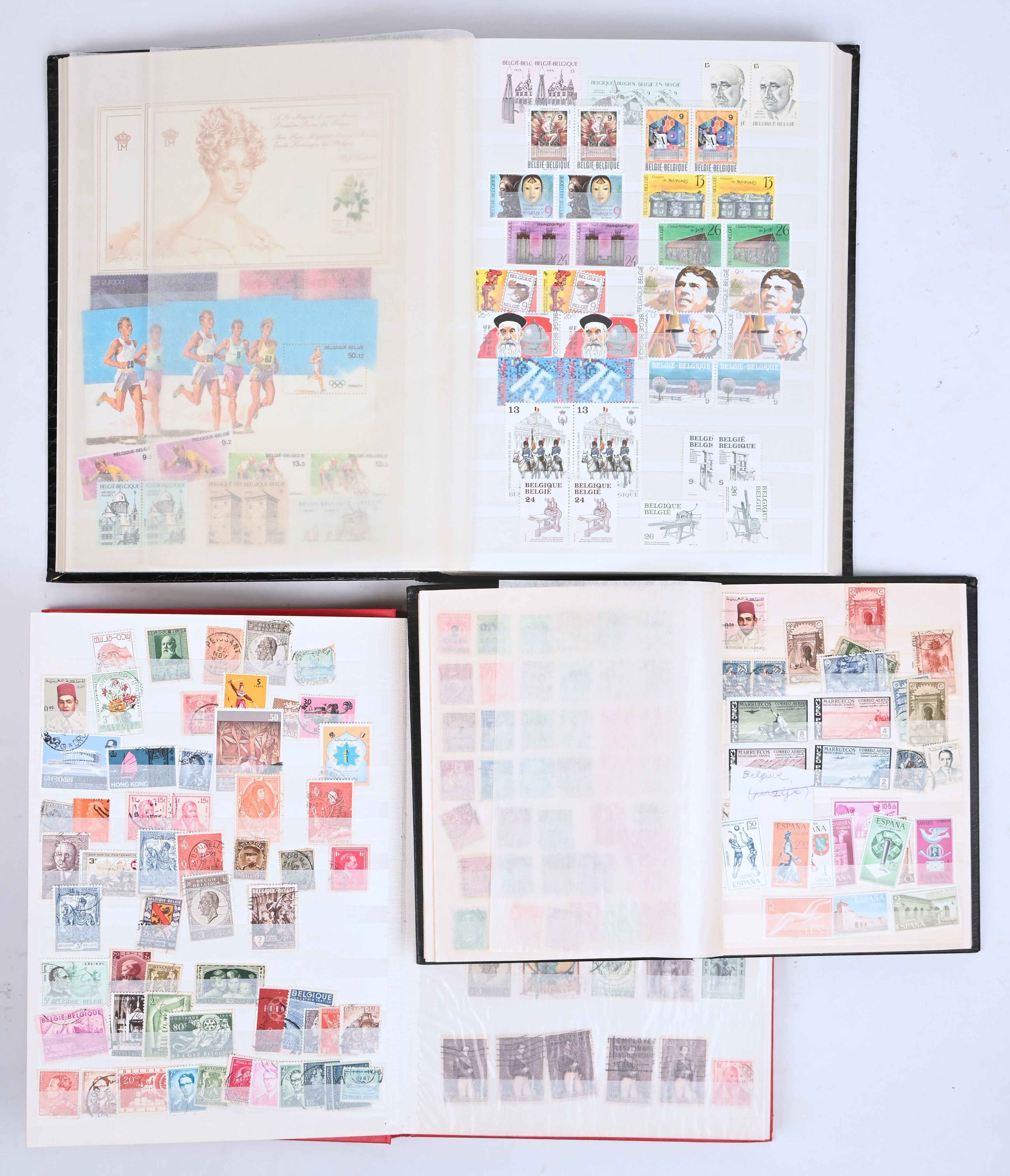 Twee grote en een kleine postzegelalbums. De grote met Belgische zegels, postfris. De kleine met zegels van diverse landen, grotendeels van het derde rijk Twee grote en een kleine postzegelalbums. De grote met Belgische zegels, postfris. De kleine met zegels van diverse landen, grotendeels van het derde rijk.