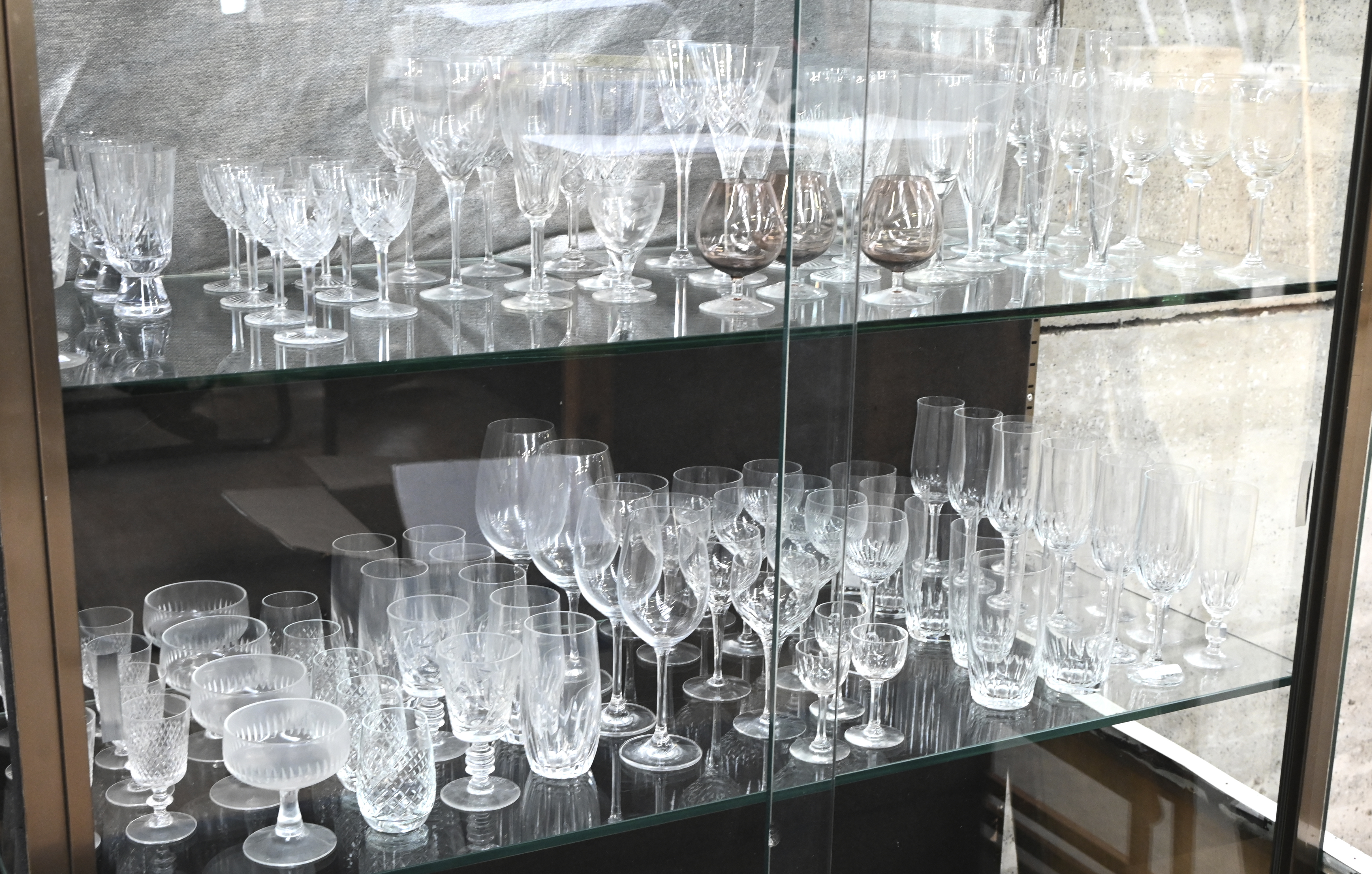 Een groot lot diverse kristallen glazen Een groot lot diverse kristallen glazen.
