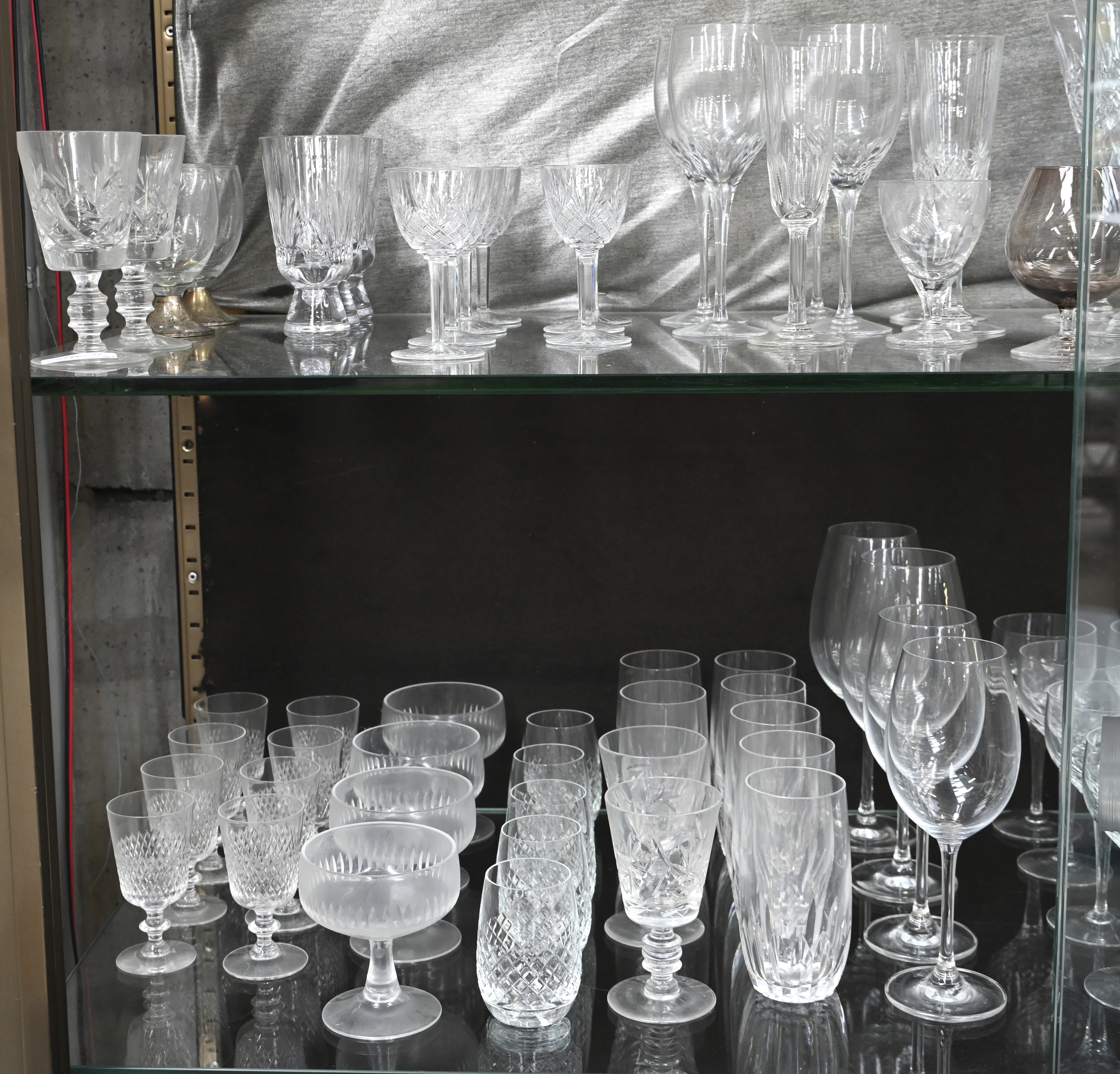 Een groot lot diverse kristallen glazen Een groot lot diverse kristallen glazen.