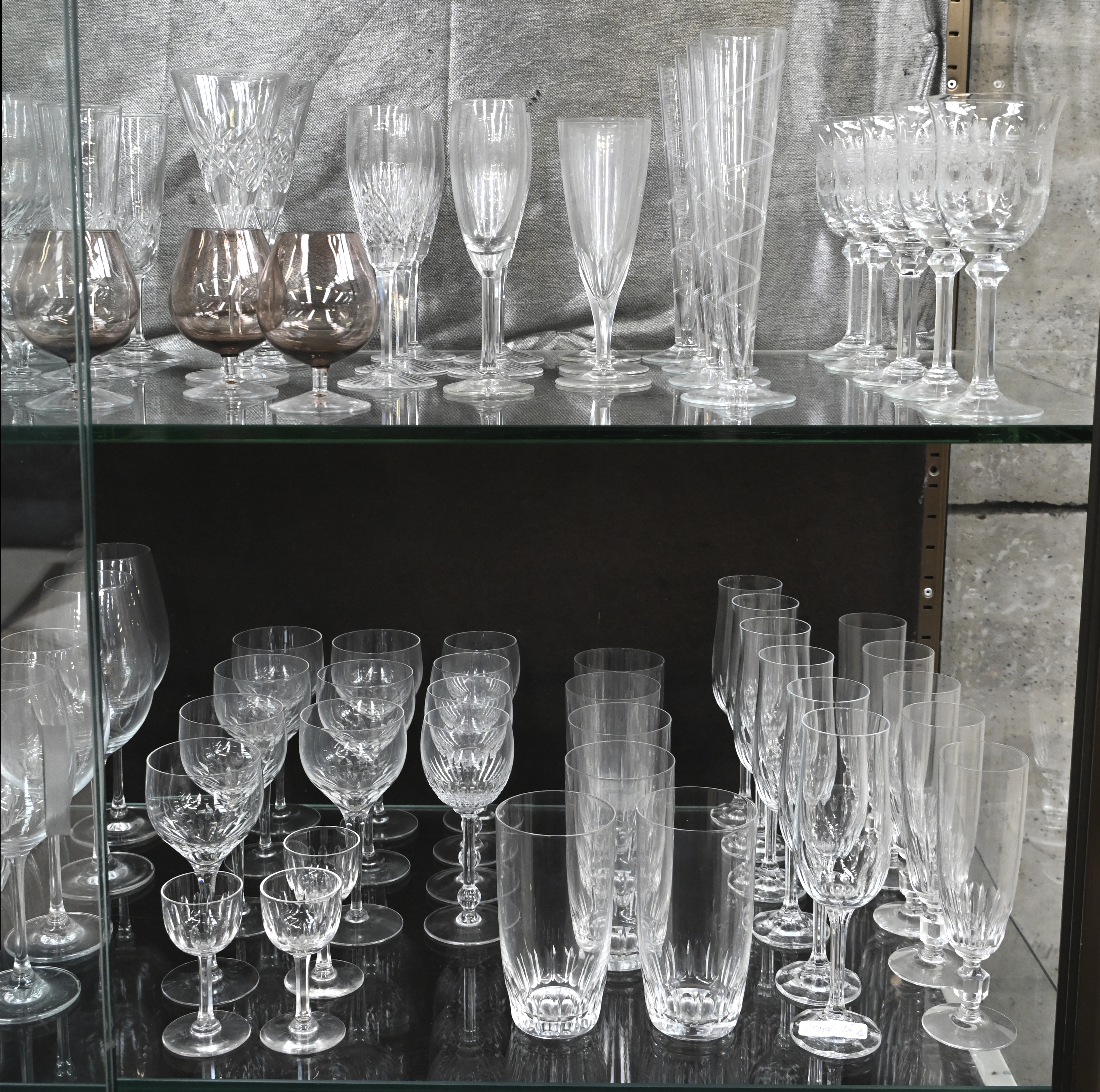 Een groot lot diverse kristallen glazen Een groot lot diverse kristallen glazen.