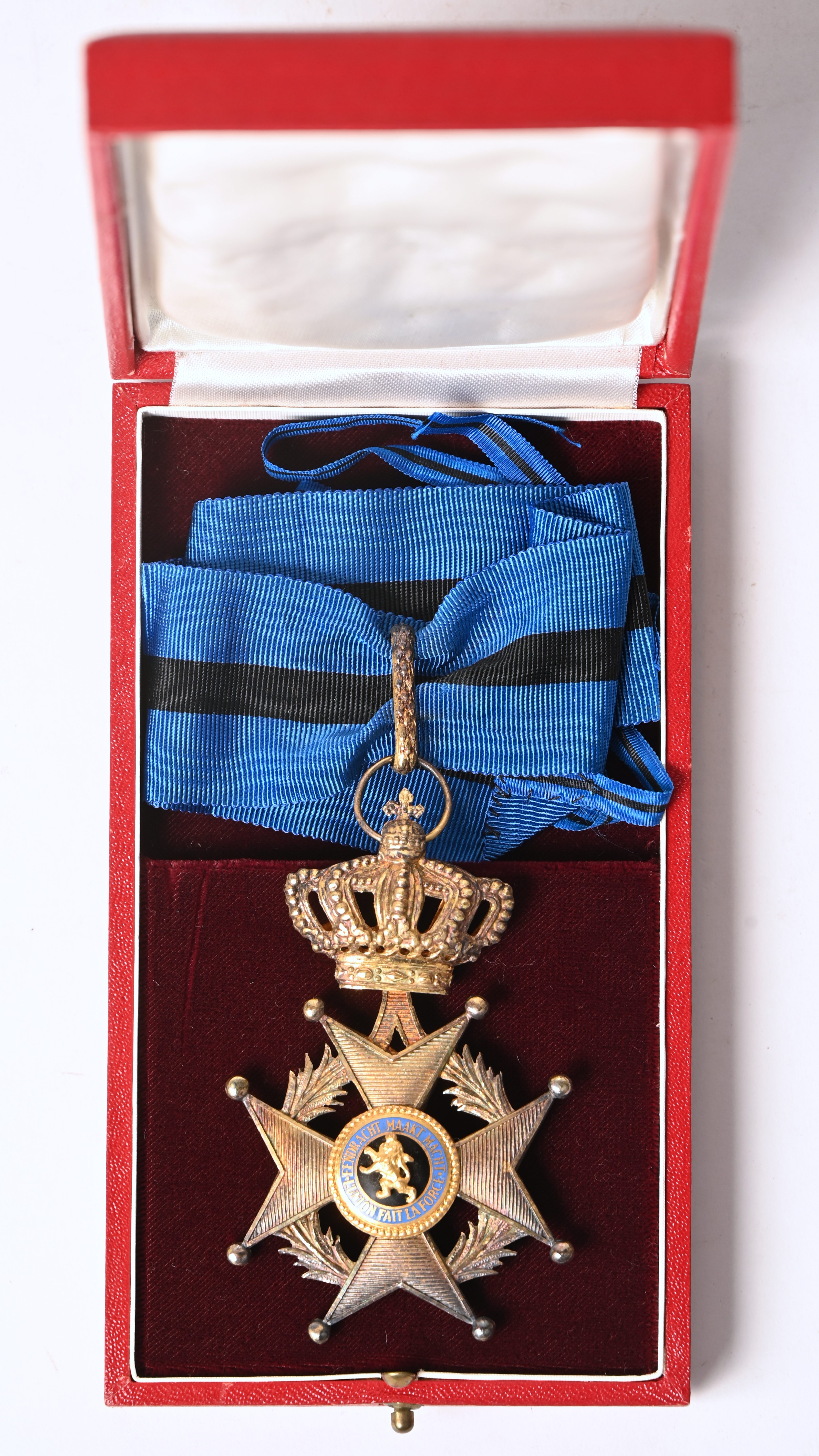 Commandeur der orde van Leopold II, met bijhorend etui Commandeur der orde van Leopold II, met bijhorend etui.