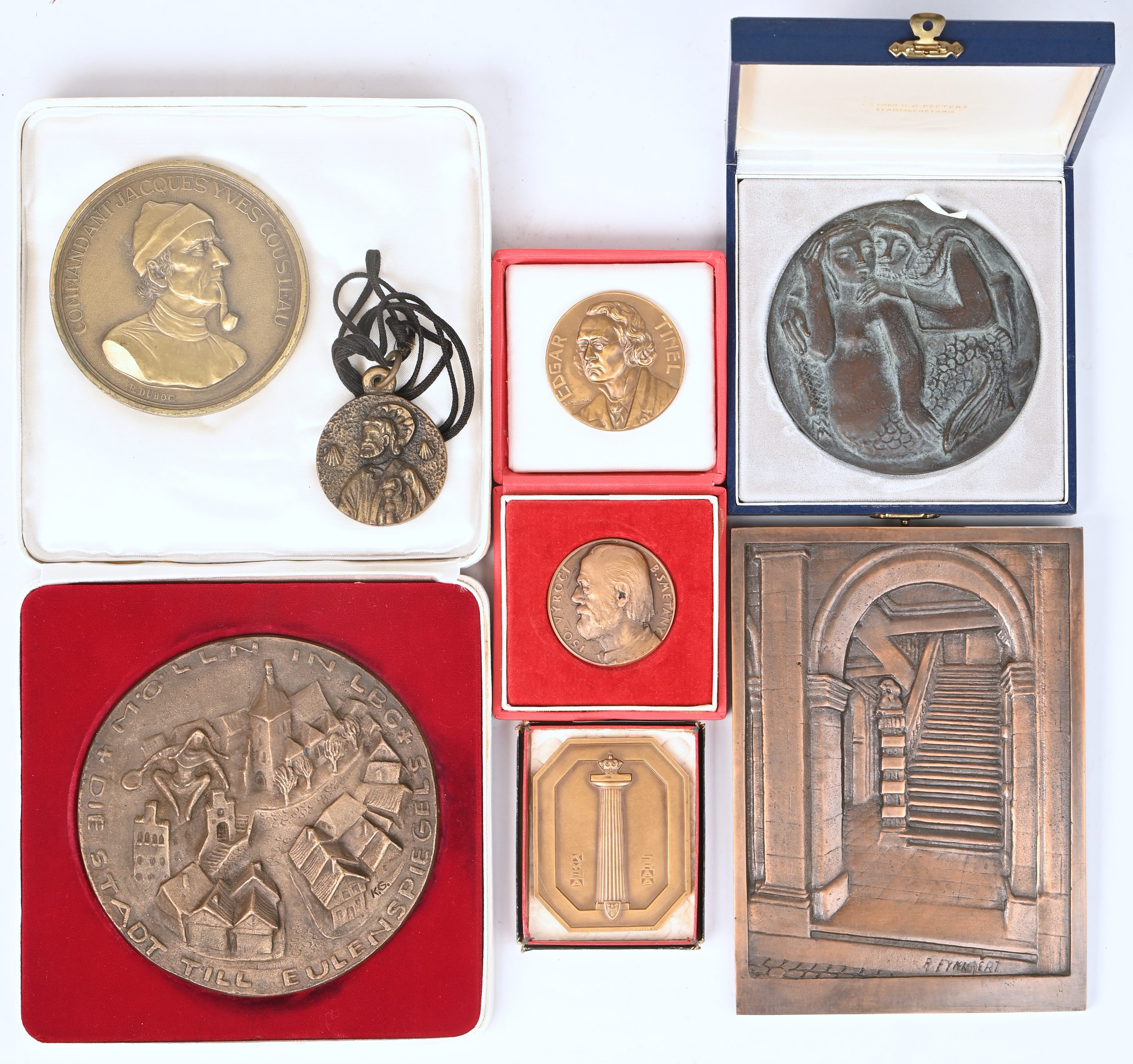 Een lot van 7 bronzen penningen en een plaquette: Molln, Die stadt Till Eulenspiegels, het Rubenshuis, officiele opening kindervreugd 1962, Commandant Jacques Yves Cousteau, B. Smetany, Koninklijke maatschappij der bouwmeesters van Antwerpen, Edgar Tinel en Ano Santo Compostelano 1965 Espana Een lot van 7 bronzen penningen en een plaquette: Molln, Die stadt Till Eulenspiegels, het Rubenshuis, officiele opening kindervreugd 1962, Commandant Jacques Yves Cousteau, B. Smetany, Koninklijke maatschappij der bouwmeesters van Antwerpen, Edgar Tinel en Ano Santo Compostelano 1965 Espana.