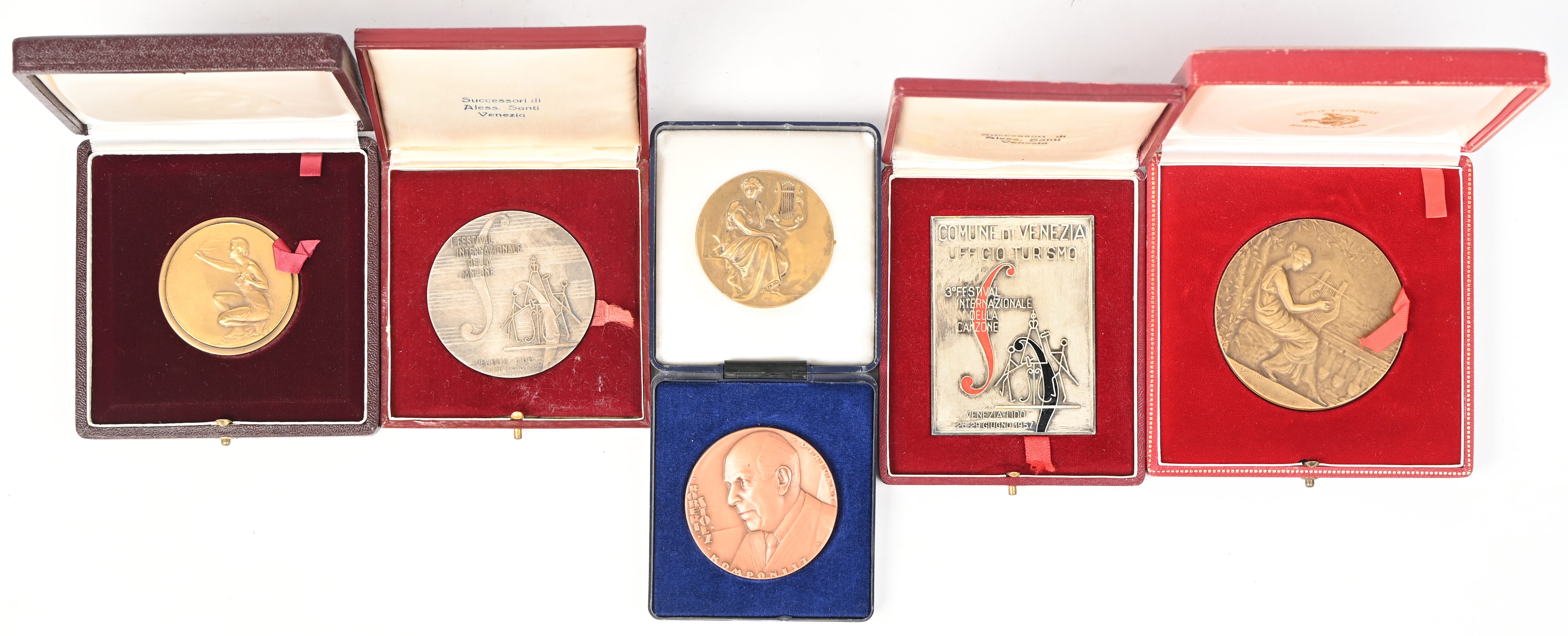 Een lot van 6 penningen en plaquettes met muzikaal thema, brons en andere metalen: Hulde van de vereniging der muziekpers, Sabam, Oratorium Johannes de Doper, Robert Stolz, 1e festival internazionale della Canzone en 3e festival internazionale della Canzone Een lot van 6 penningen en plaquettes met muzikaal thema, brons en andere metalen: Hulde van de vereniging der muziekpers, Sabam, Oratorium Johannes de Doper, Robert Stolz, 1e festival internazionale della Canzone en 3e festival internazionale della Canzone.