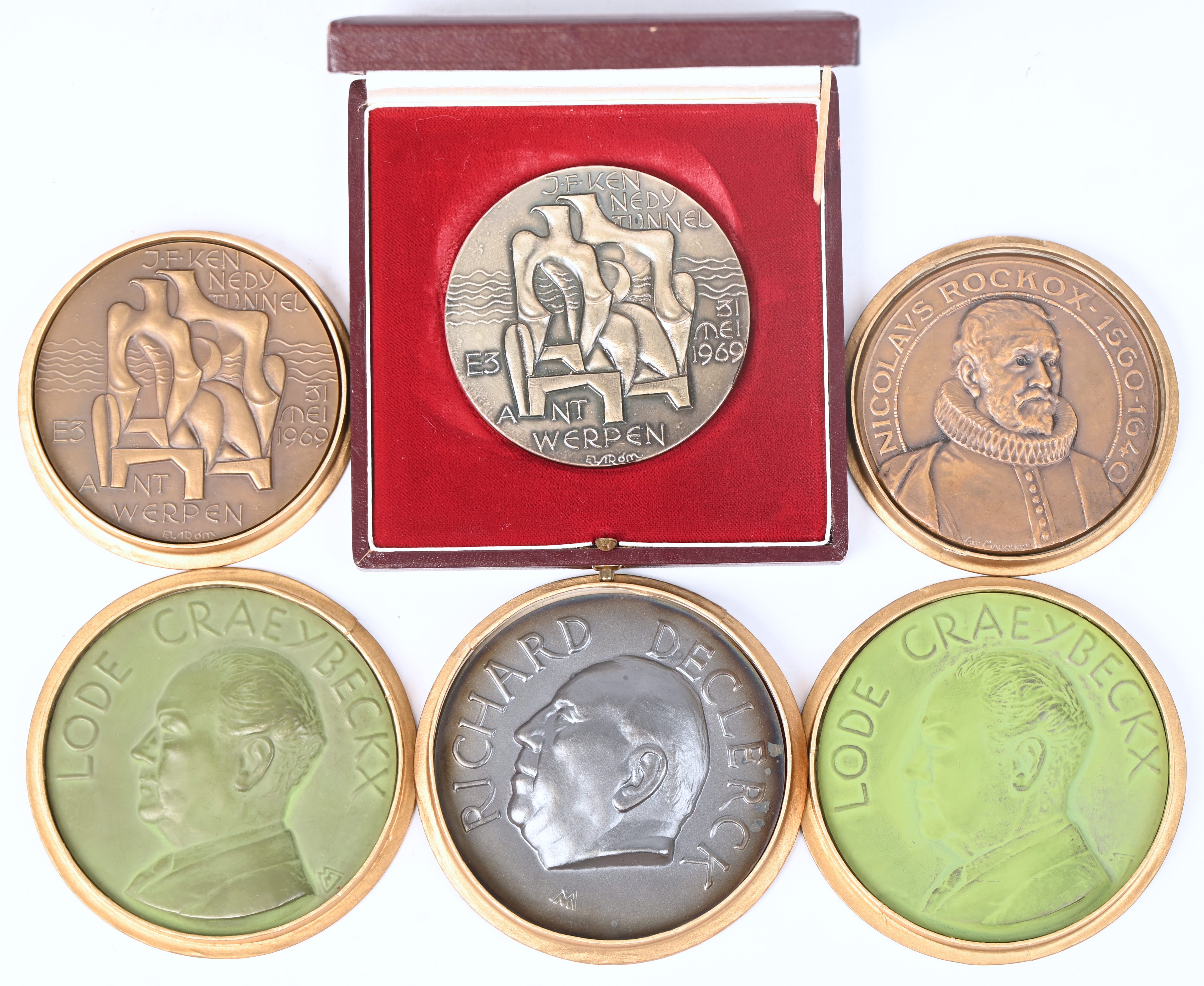 Een lot van 6 penningen met Antwerpen als thema, brons en andere metalen: 2 x Kennedytunnel, 2 x Lode Craeybekx, Richard Declerck en Nicolavs Rockox Een lot van 6 penningen met Antwerpen als thema, brons en andere metalen: 2 x Kennedytunnel, 2 x Lode Craeybekx, Richard Declerck en Nicolavs Rockox.