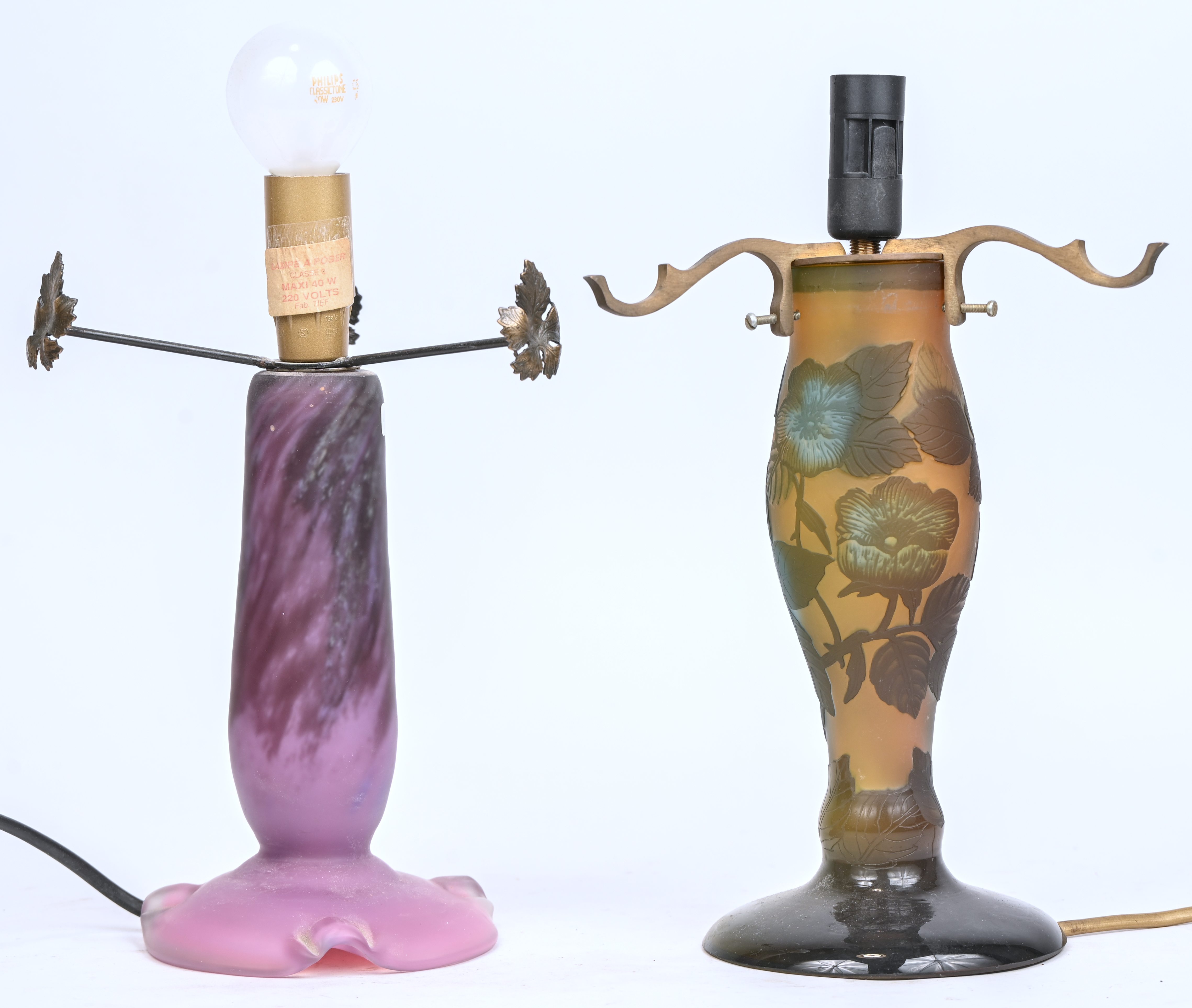 Twee glazen lampvoetjes. In de stijl van Galé en Murano. Zonder kap Twee glazen lampvoetjes. In de stijl van Galé en Murano. Zonder kap.