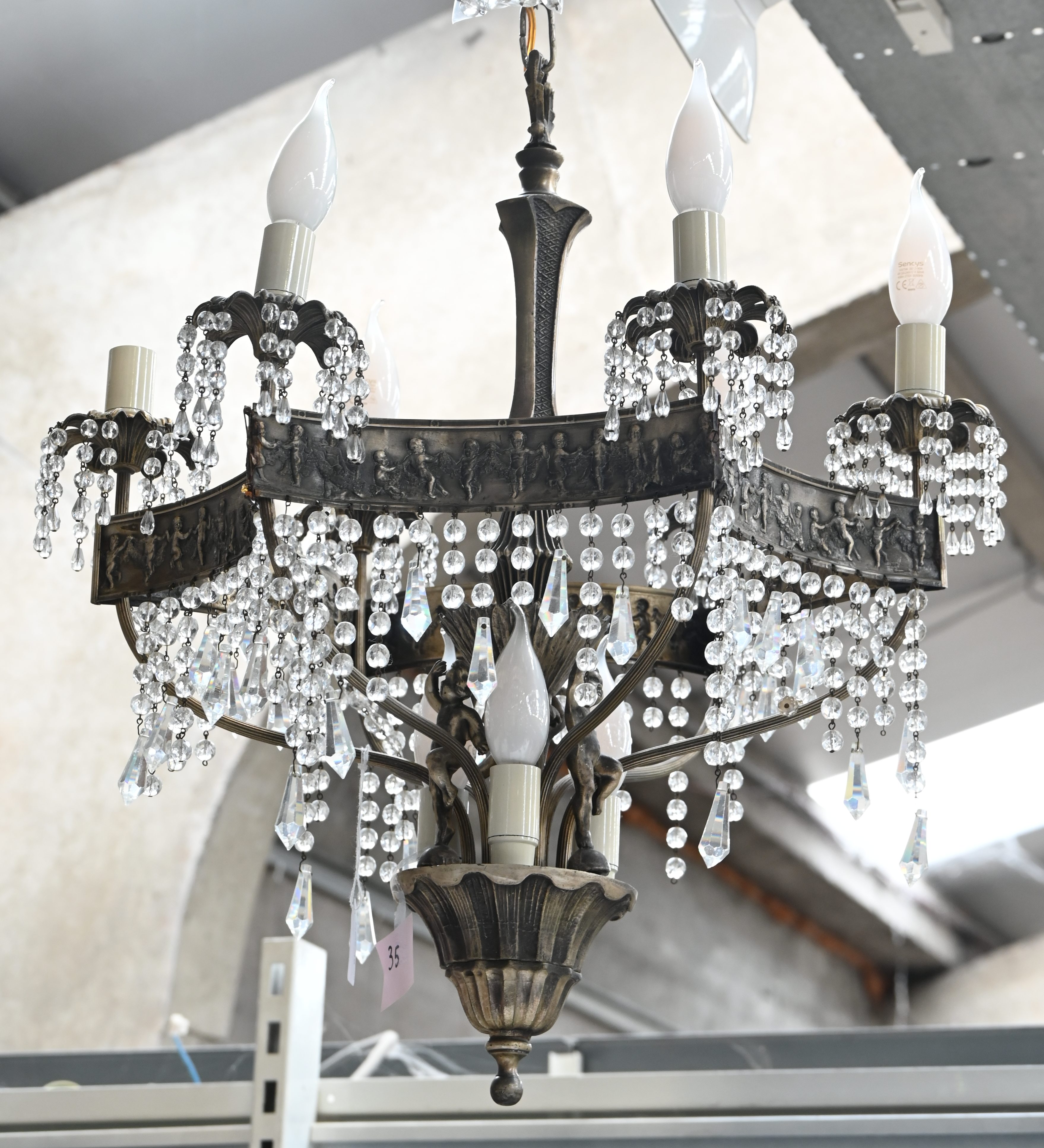 Een luchter, metaal en kristal. 9 lampen Een luchter, metaal en kristal. 9 lampen.