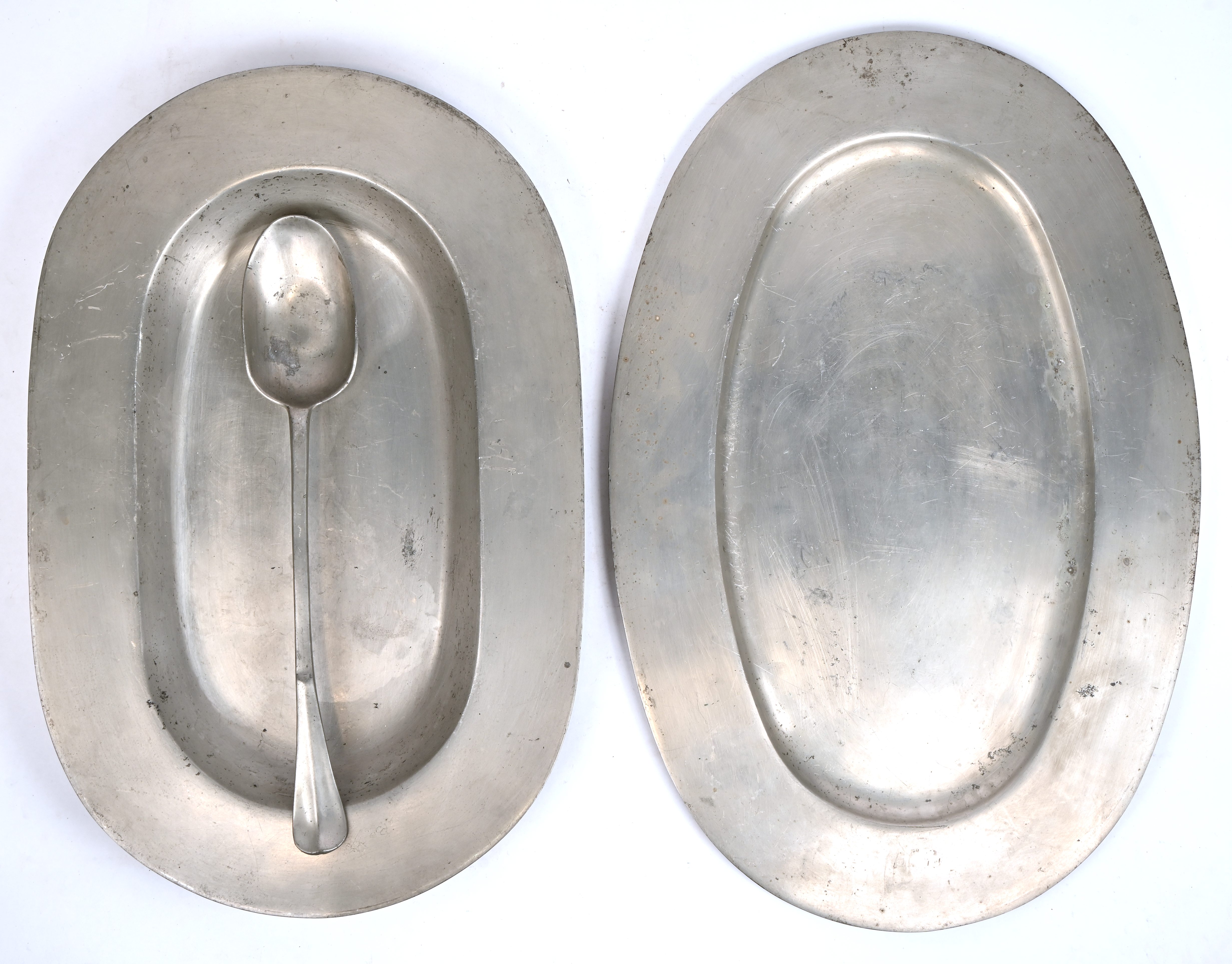 Een gevarieerd lot tin bestaande uit 2 schotels en een lepel. 6 kg Een gevarieerd lot tin bestaande uit 2 schotels en een lepel. 6 kg.