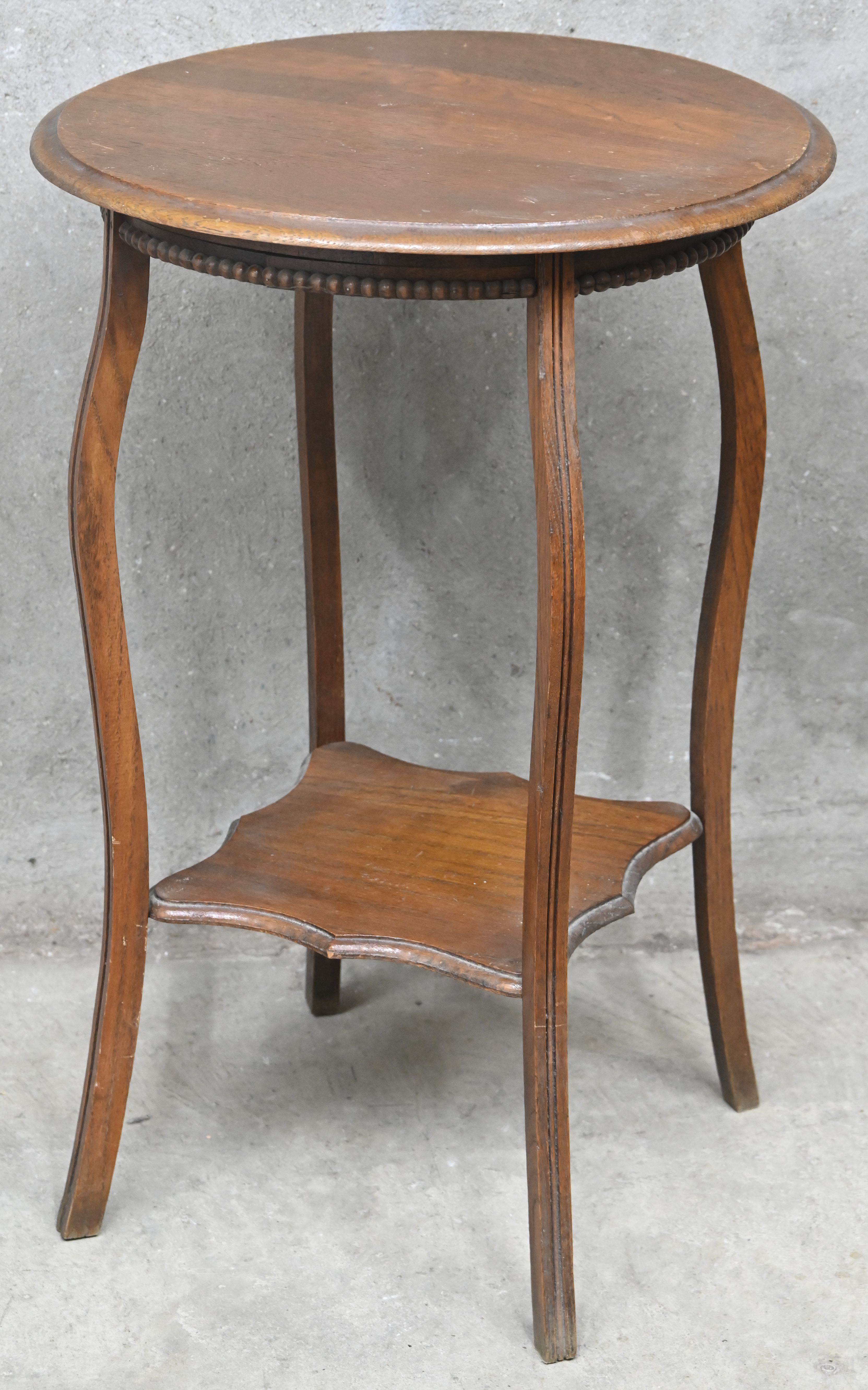 Een rond massief eikenhouten bijzettafeltje/piëdestal Een rond massief eikenhouten bijzettafeltje/piëdestal.