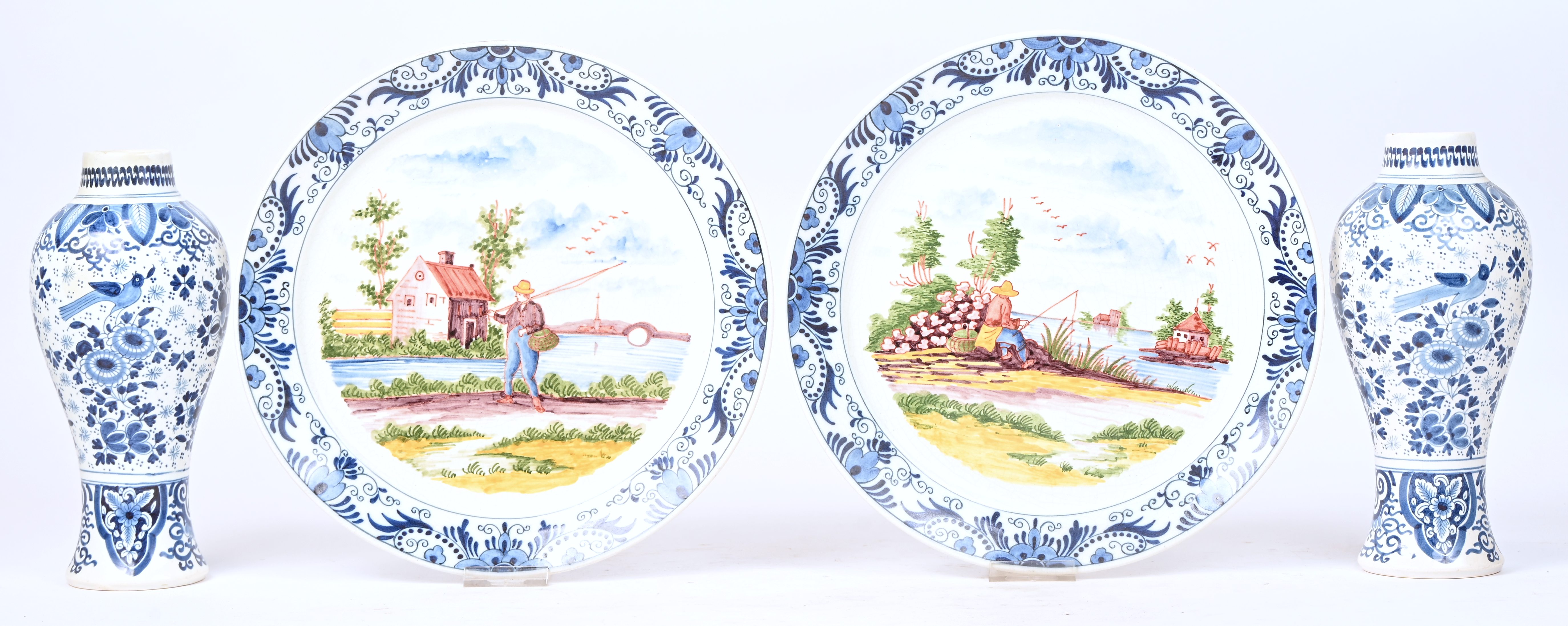 Twee porseleinen borden met vissers en 2 vaasjes in blauw wit met vogels en bloemen in het decor Twee porseleinen borden met vissers en 2 vaasjes in blauw wit met vogels en bloemen in het decor.