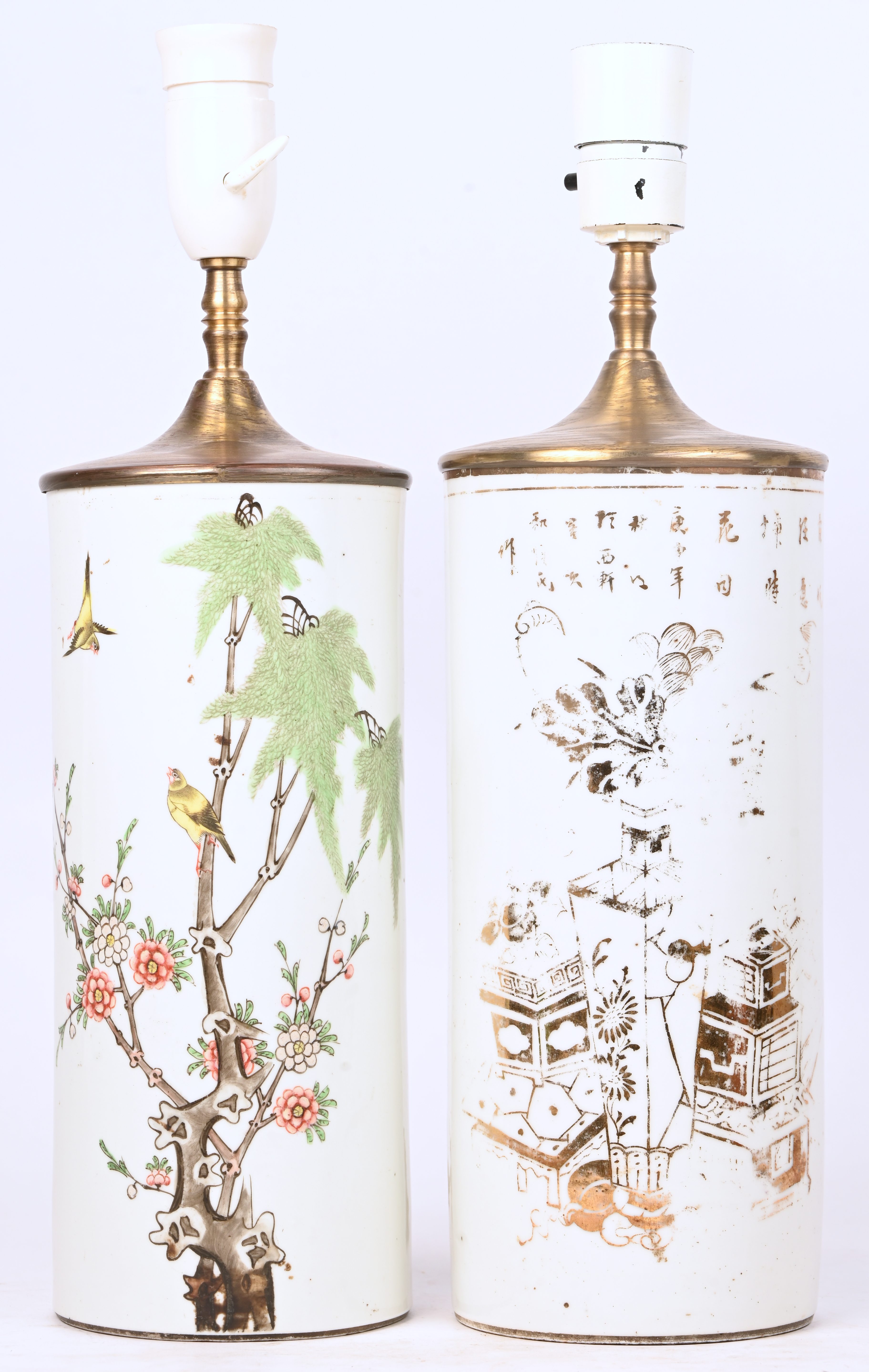 Een lot bestaande uit twee Chinees porseleinen penseelkoker vazen gemonteerd als lamp met messingen afsluiting. Eén met vervaagde vergulde decoratie, de andere met decor van een boom met vogels. Onderaan gemerkt Een lot bestaande uit twee Chinees porseleinen penseelkoker vazen gemonteerd als lamp met messingen afsluiting. Eén met vervaagde vergulde decoratie, de andere met decor van een boom met vogels. Onderaan gemerkt.