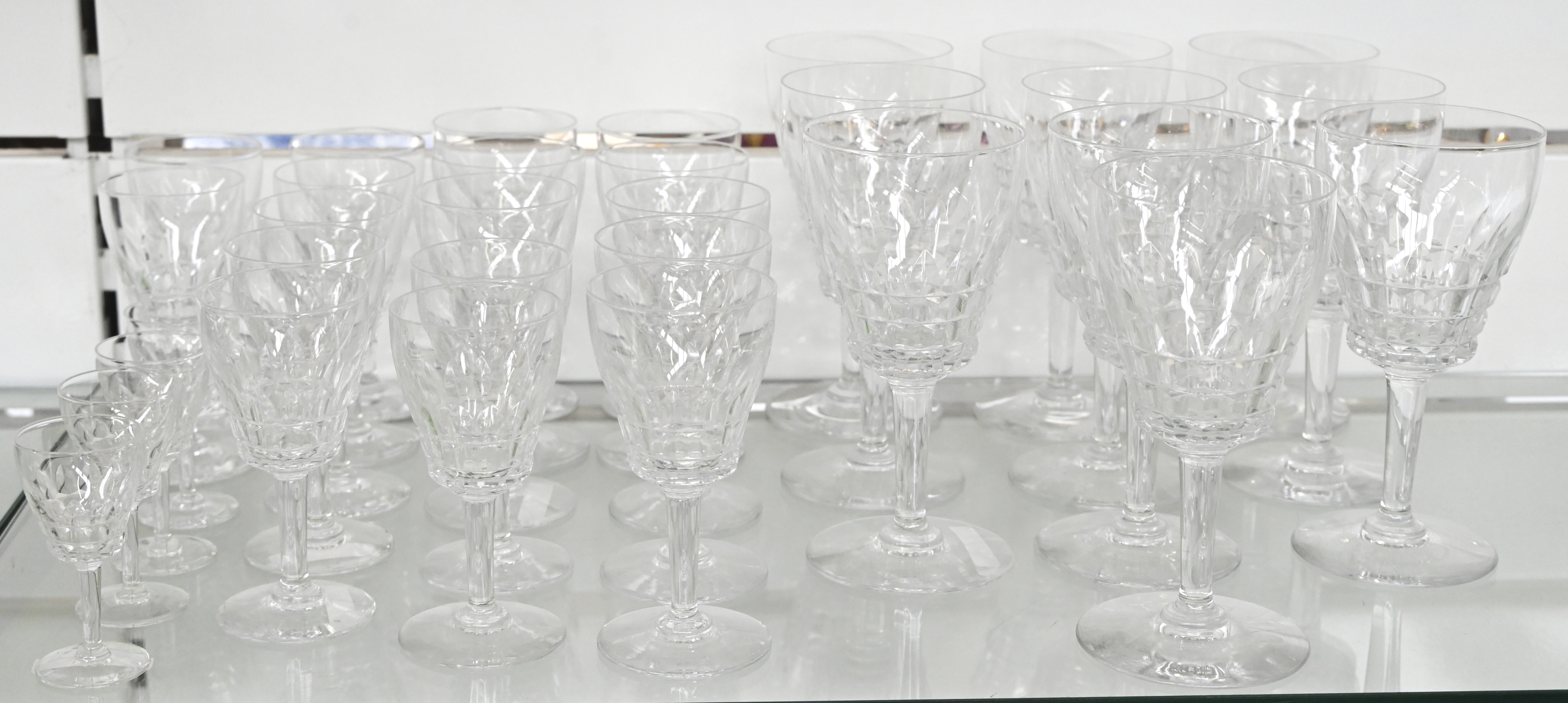 31 glazen op voet in vier verschillende formaten. Kleurloos VSL kristal 31 glazen op voet in vier verschillende formaten. Kleurloos VSL kristal.