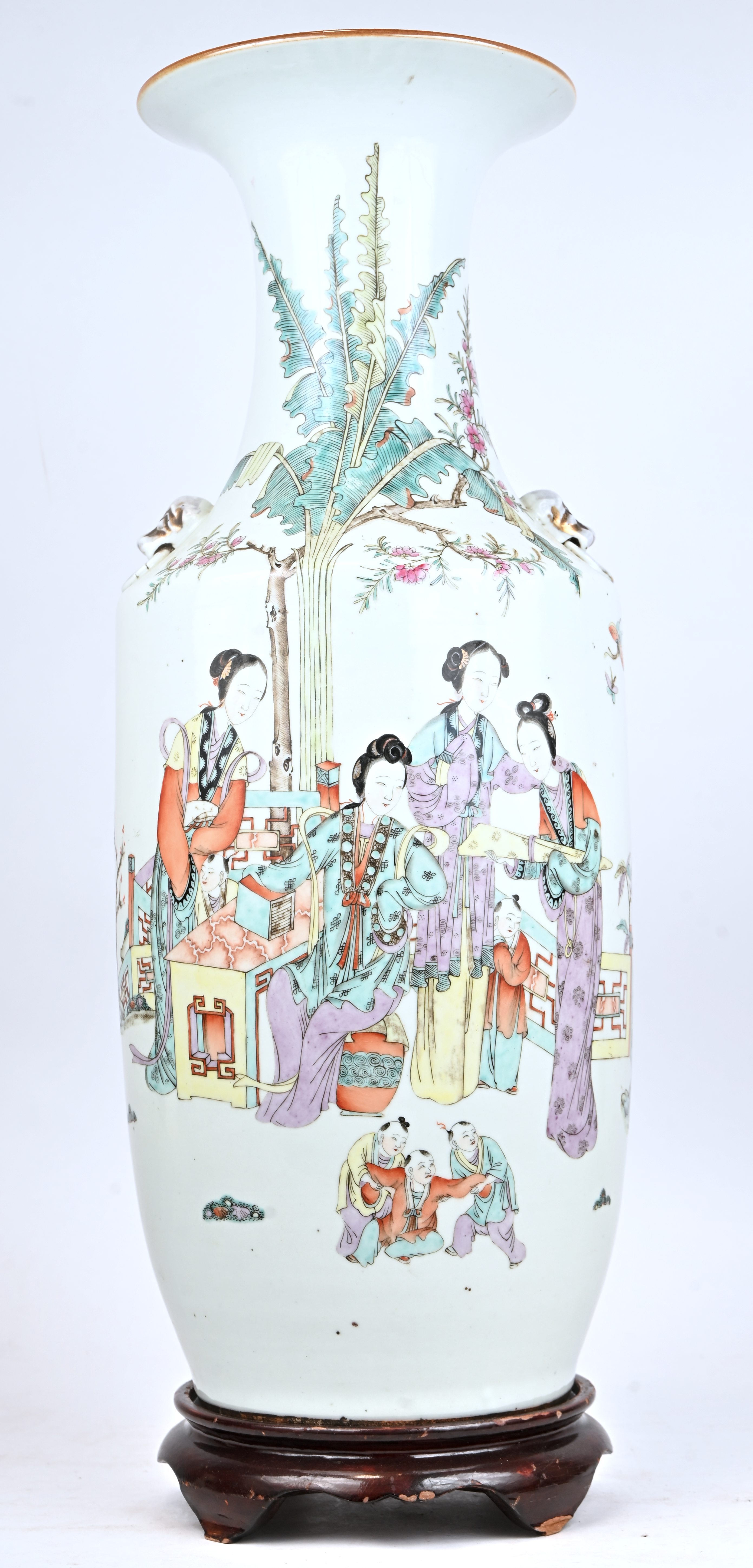 Een balustervaas van meerkleurig Chinees porselein. Met hofdames en spelende kinderen in het decor Een balustervaas van meerkleurig Chinees porselein. Met hofdames en spelende kinderen in het decor.