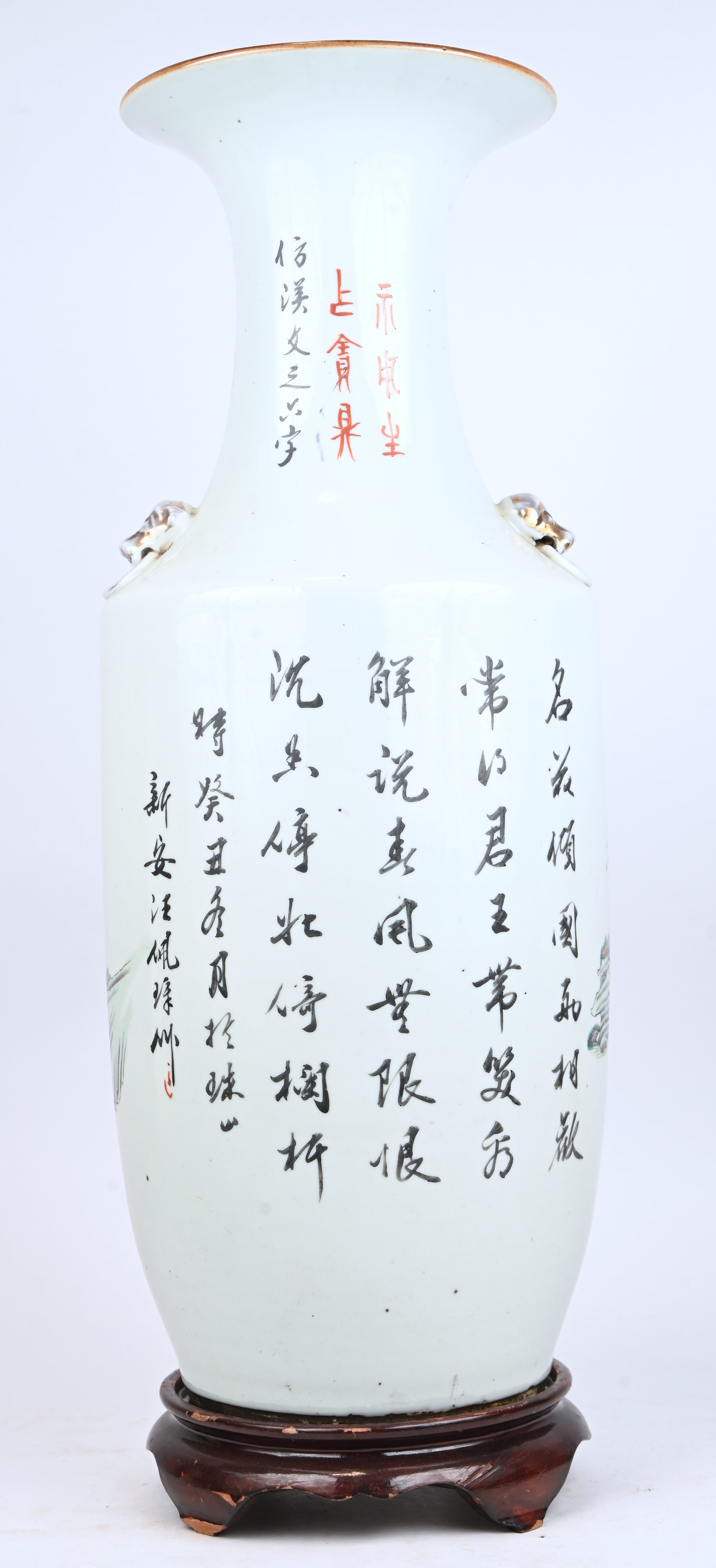 Een balustervaas van meerkleurig Chinees porselein. Met hofdames en spelende kinderen in het decor Een balustervaas van meerkleurig Chinees porselein. Met hofdames en spelende kinderen in het decor.