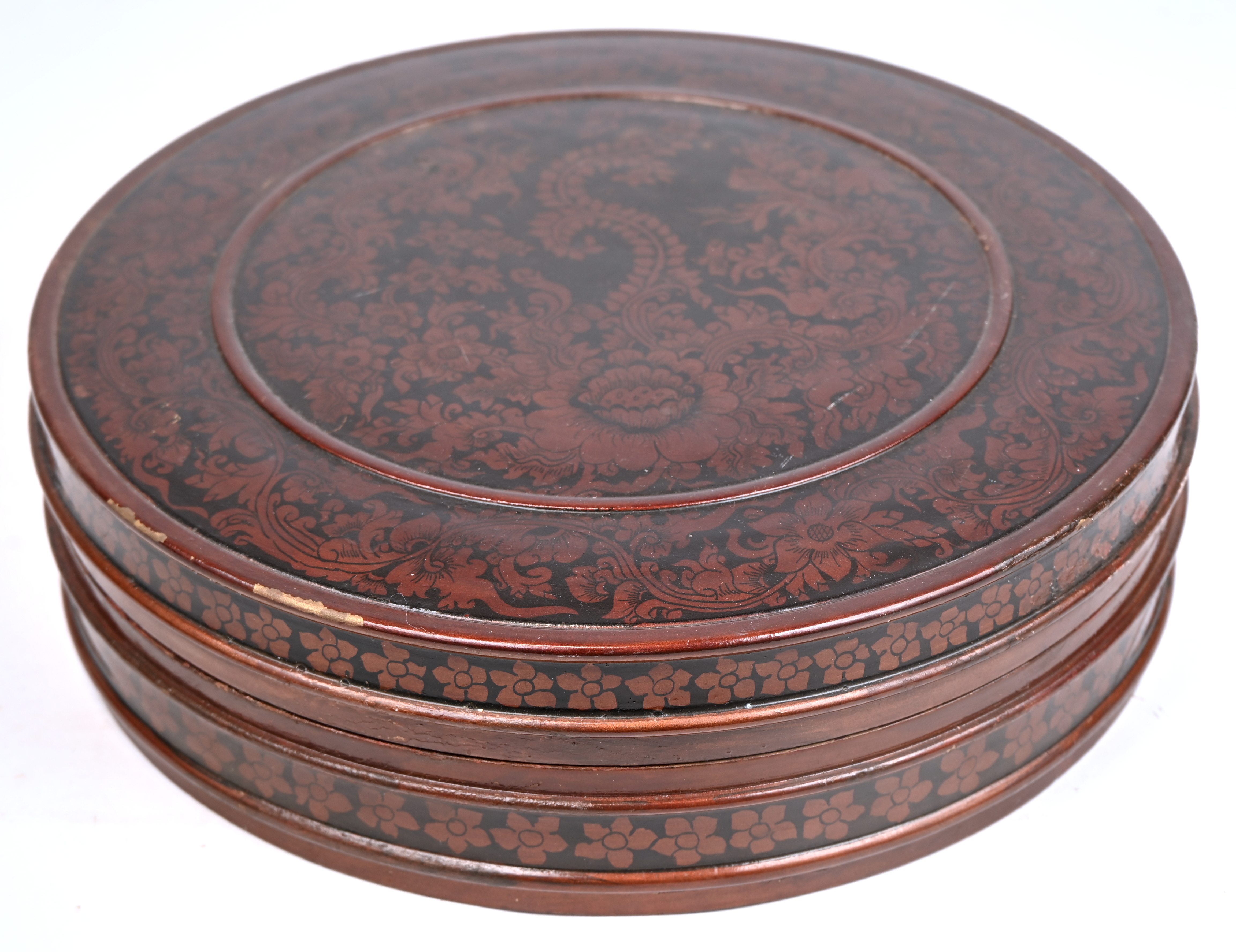 Een ronde houten doos met deksel. Met een decor van bloemen Een ronde houten doos met deksel. Met een decor van bloemen.