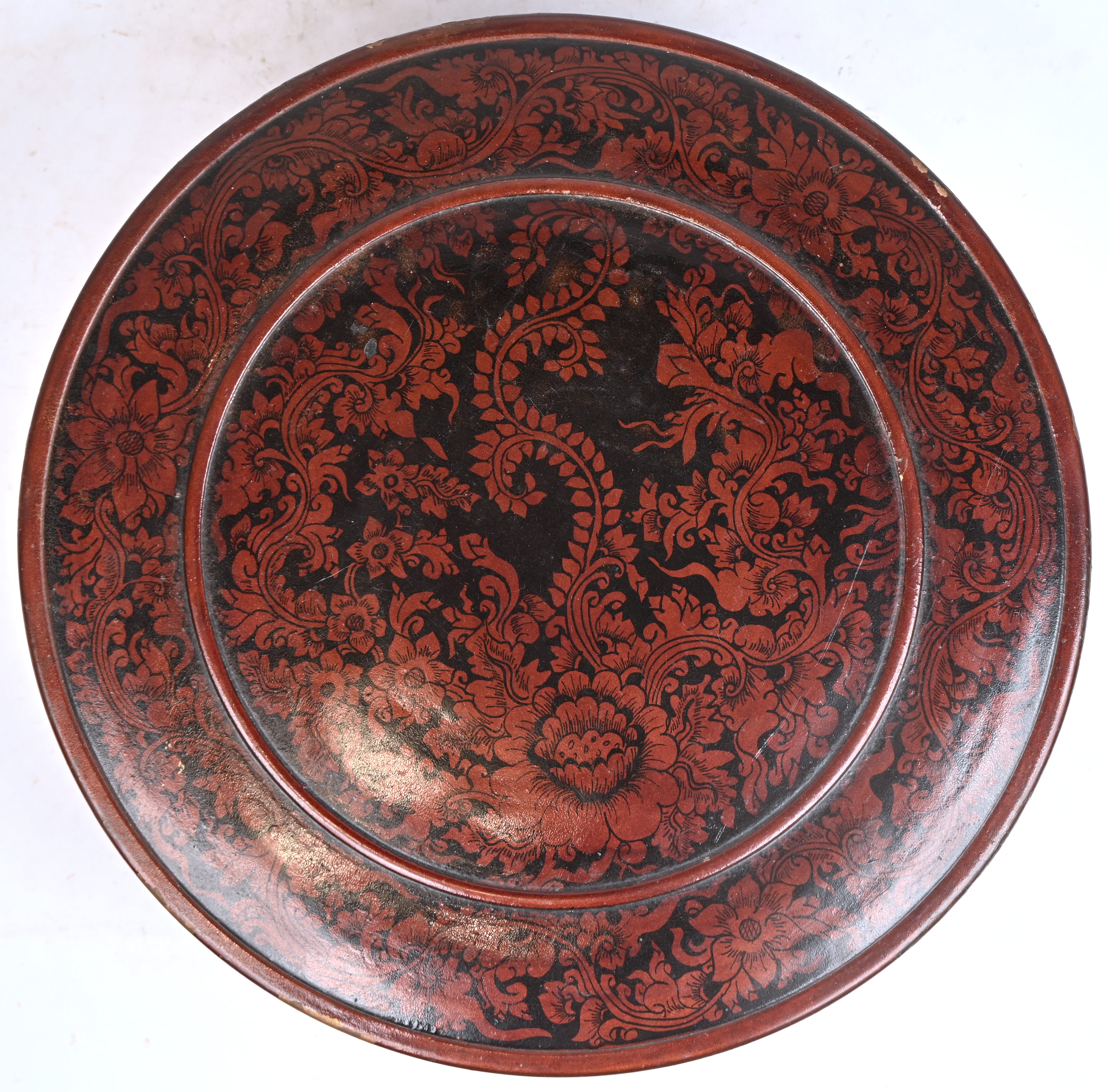 Een ronde houten doos met deksel. Met een decor van bloemen Een ronde houten doos met deksel. Met een decor van bloemen.