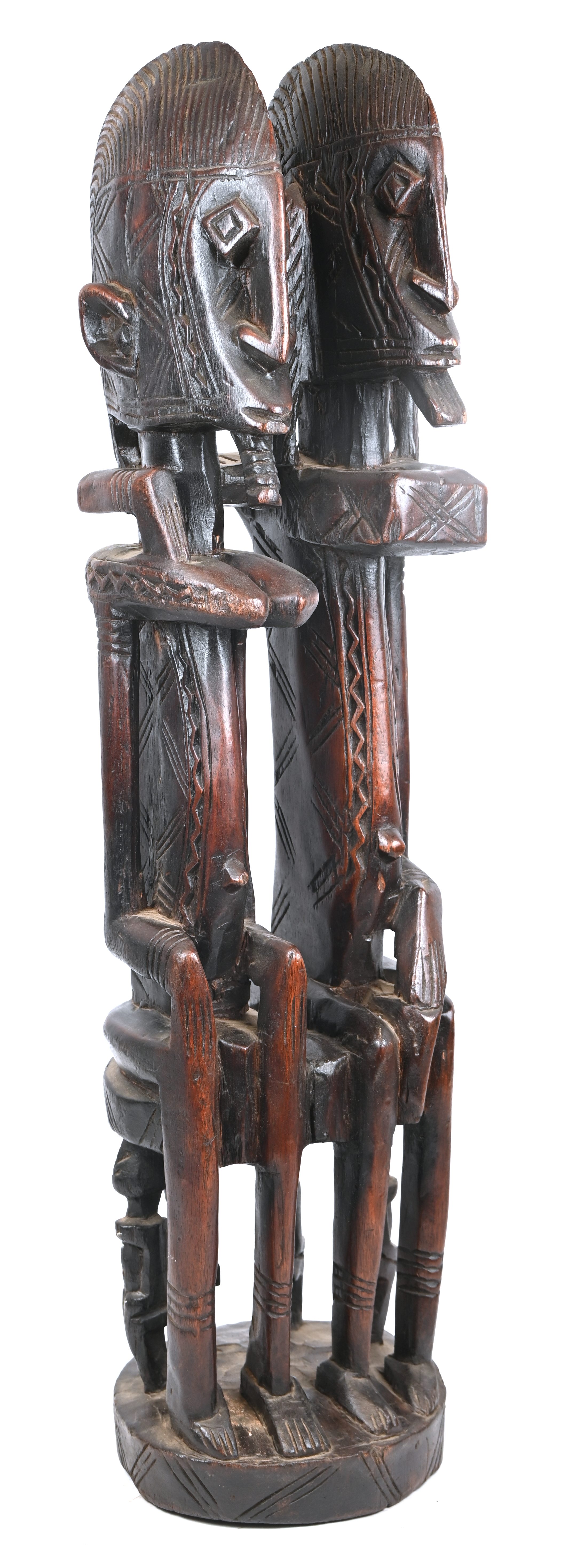 Een Afrikaans voorouderbeeld van een koppel gezeten op een troon. Dogon, Mali Een Afrikaans voorouderbeeld van een koppel gezeten op een troon. Dogon, Mali.