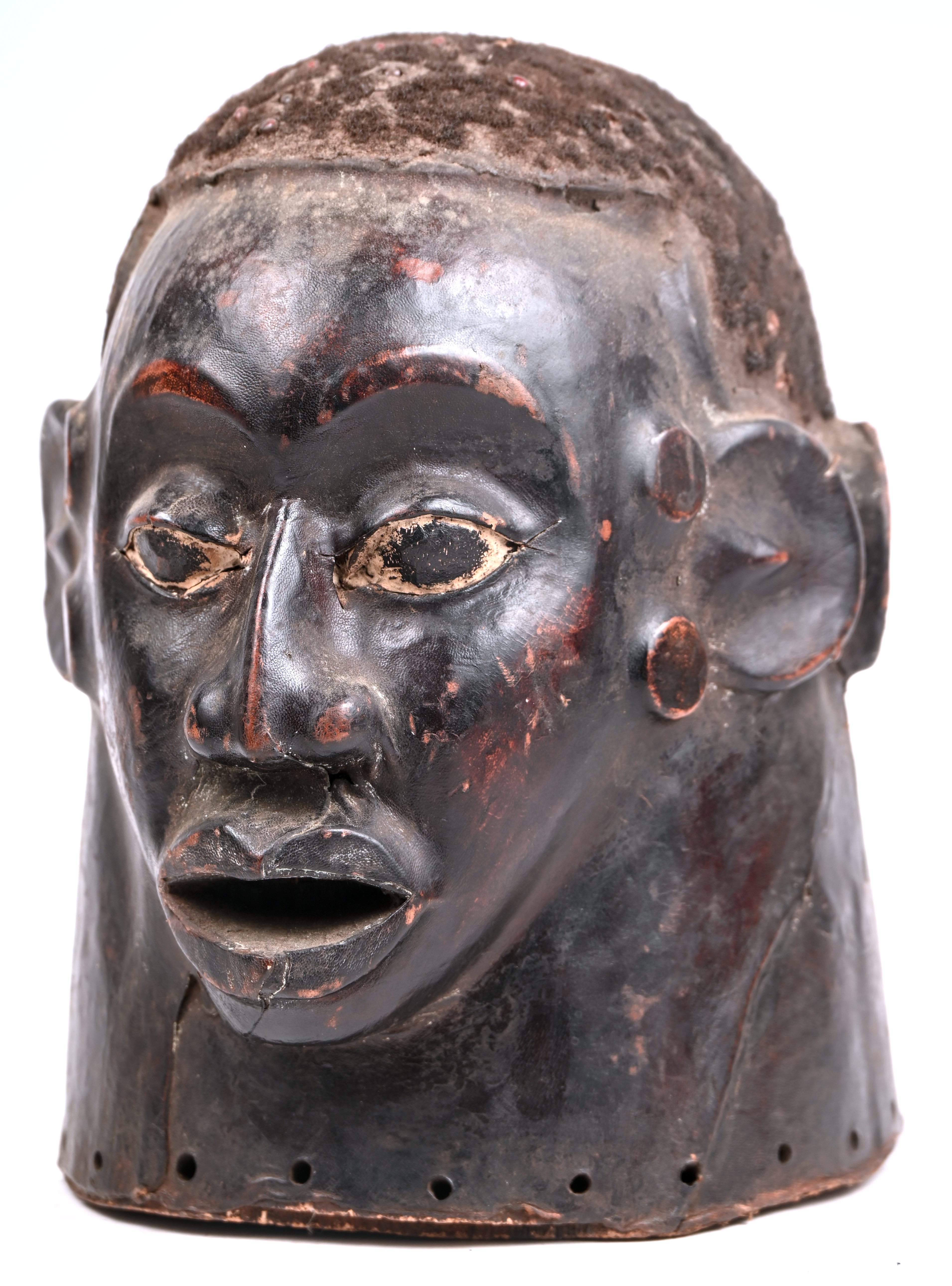 Een Afrikaans helmmasker met twee gezichten, bekleed met leder. DRC Een Afrikaans helmmasker met twee gezichten, bekleed met leder. DRC.