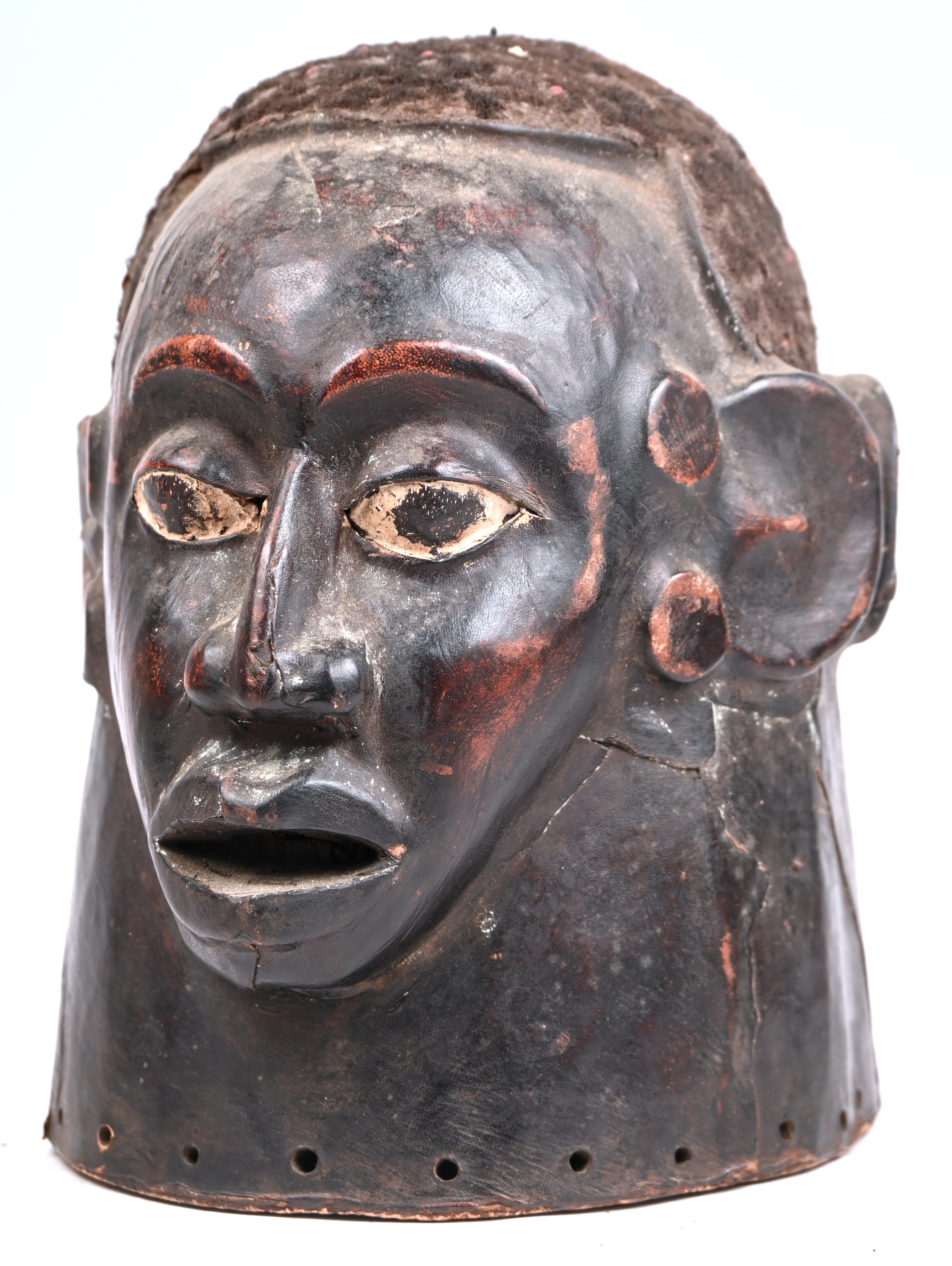 Een Afrikaans helmmasker met twee gezichten, bekleed met leder. DRC Een Afrikaans helmmasker met twee gezichten, bekleed met leder. DRC.