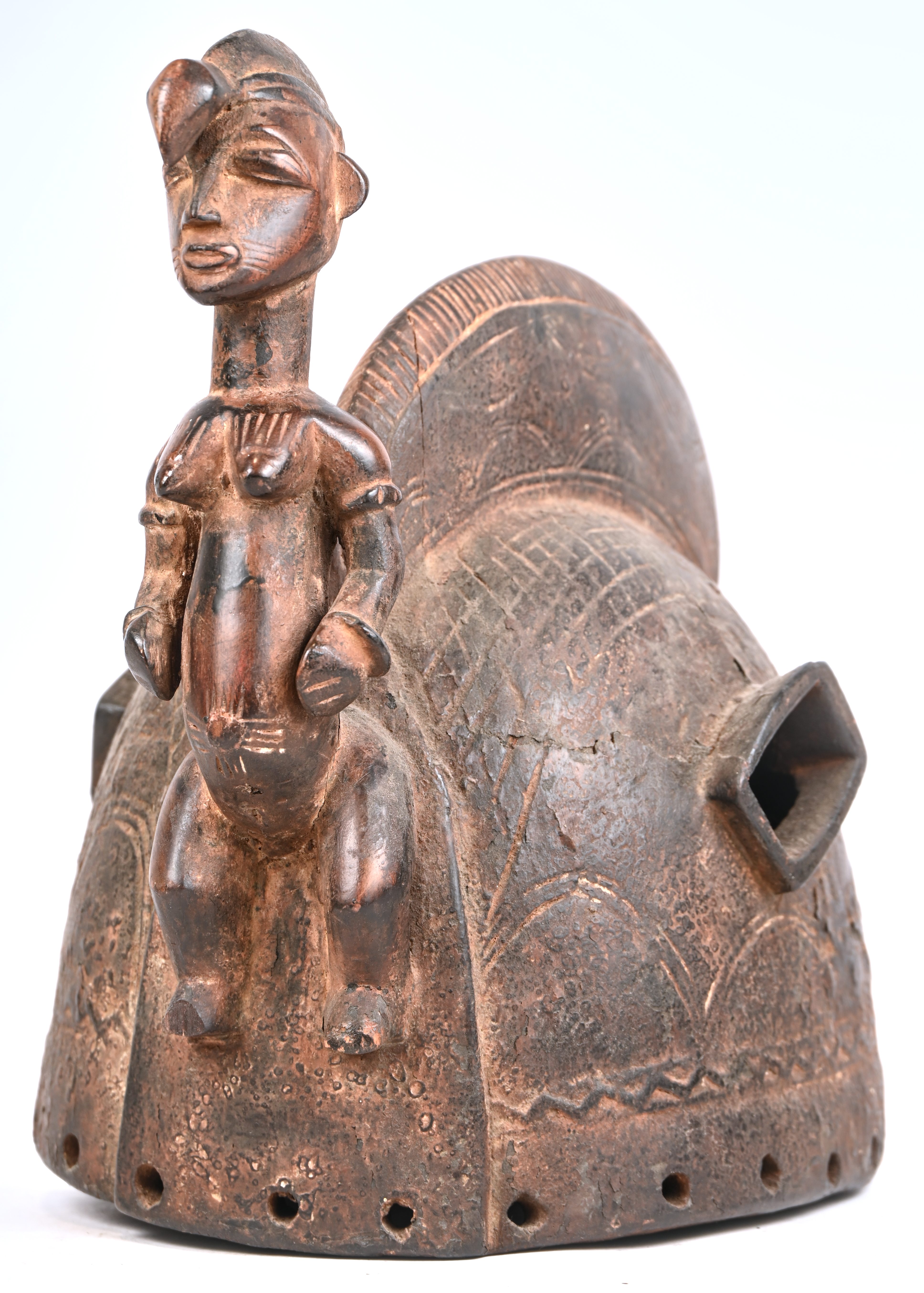 Een Afrikaans Nimba helmmasker van de baga uit Guinee, versierd met een vruchtbaarheidsfiguur Een Afrikaans Nimba helmmasker van de baga uit Guinee, versierd met een vruchtbaarheidsfiguur.