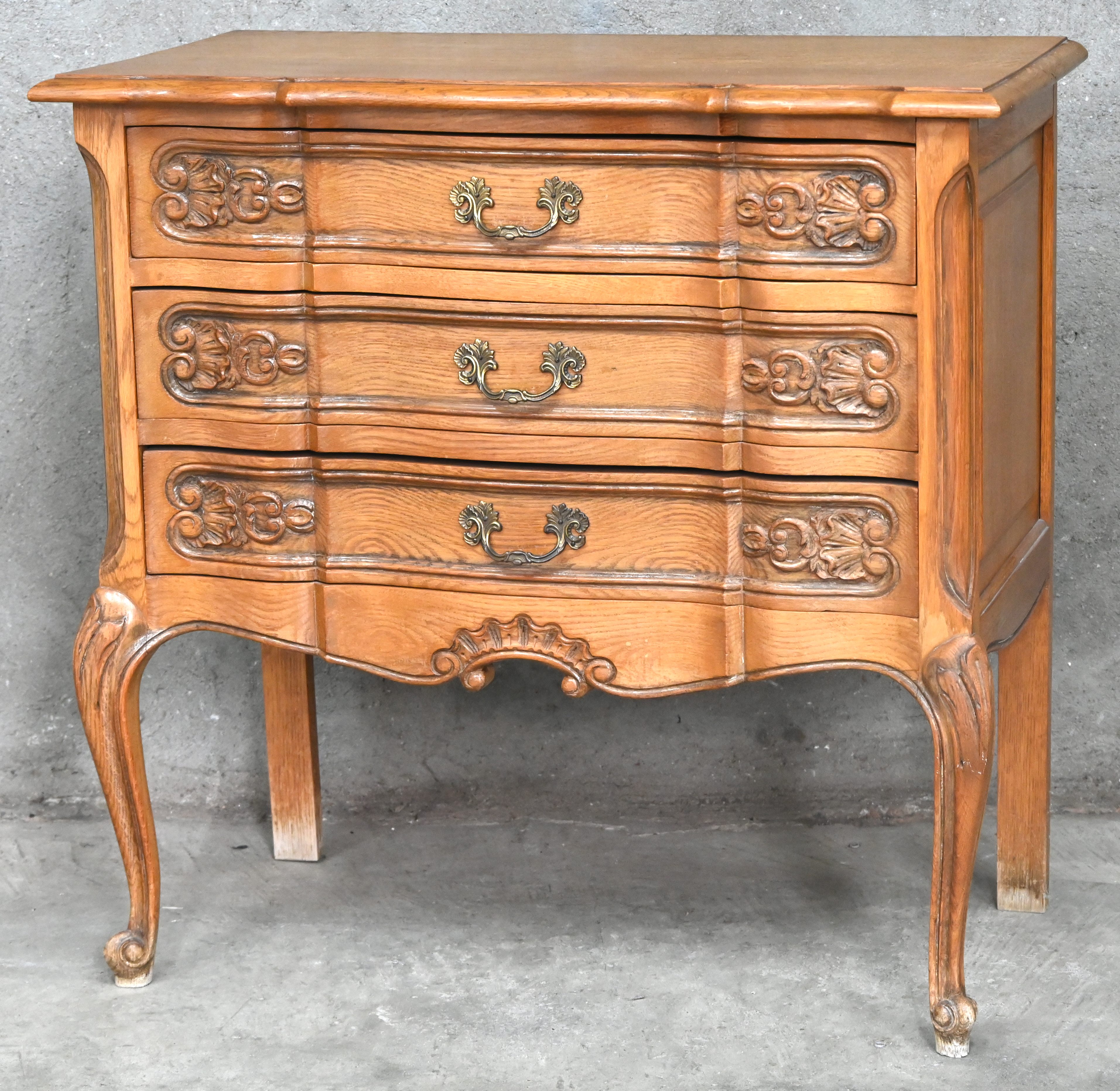 Een massief eikenhouten ladekastje in Louis XV stijl Een massief eikenhouten ladekastje in Louis XV stijl.