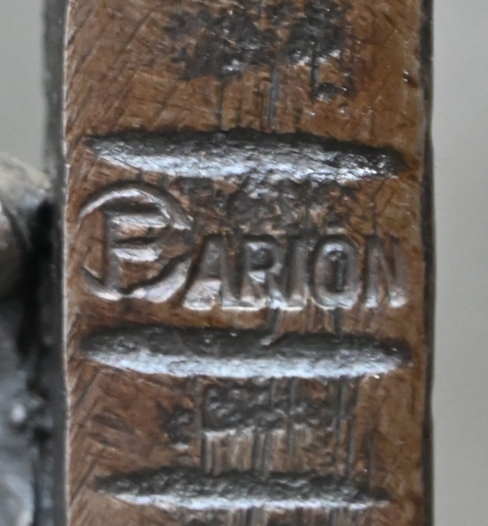Een grote Guerin vaas met smeedwerk. Op een bijbehorende piedestal, ontworpen door François Carion Een grote Guerin vaas met smeedwerk. Op een bijbehorende piedestal, ontworpen door François Carion.