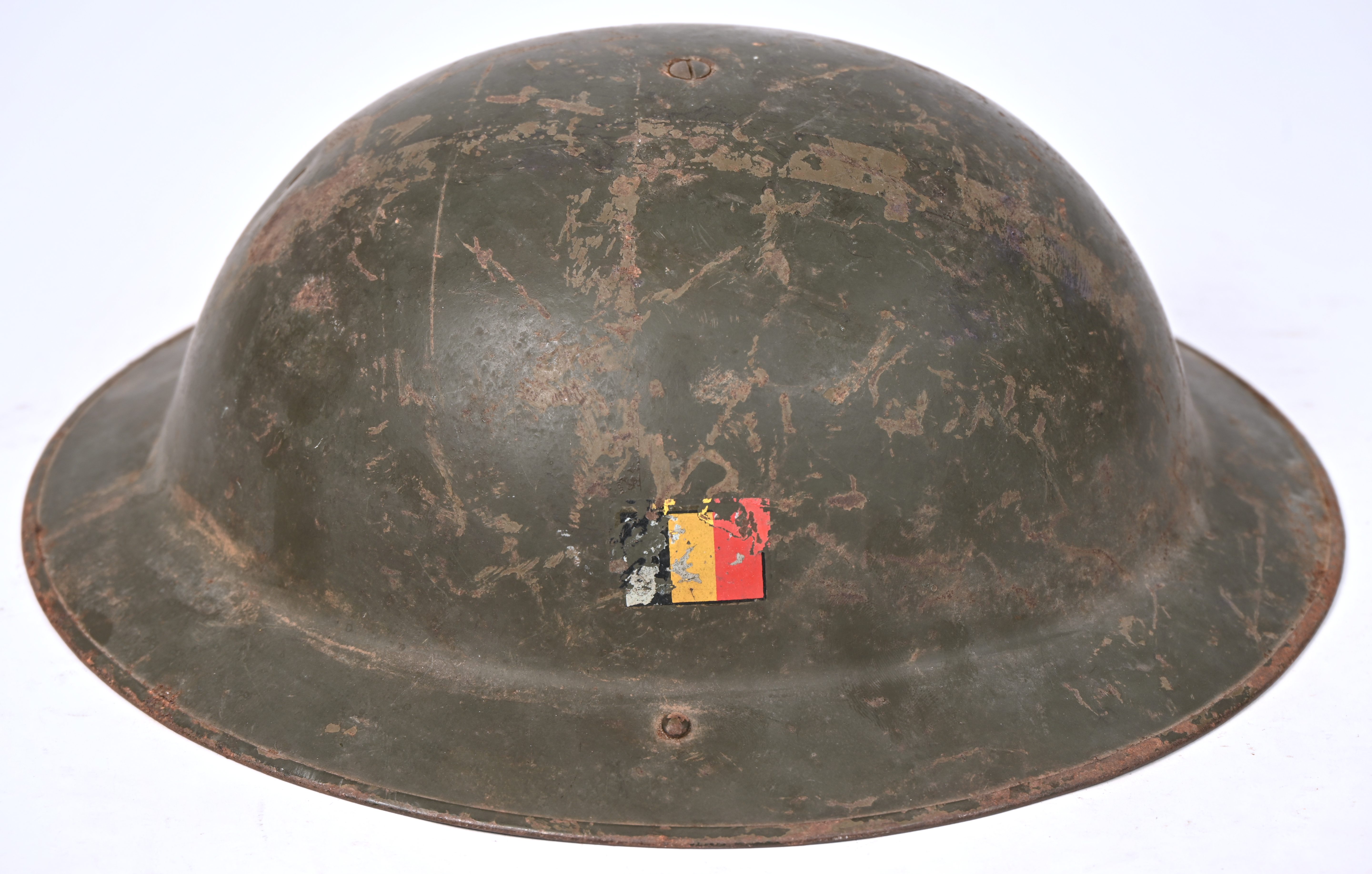 Een Belgische legerhelm compleet met binnenwerk en kinriempje Een Belgische legerhelm compleet met binnenwerk en kinriempje.