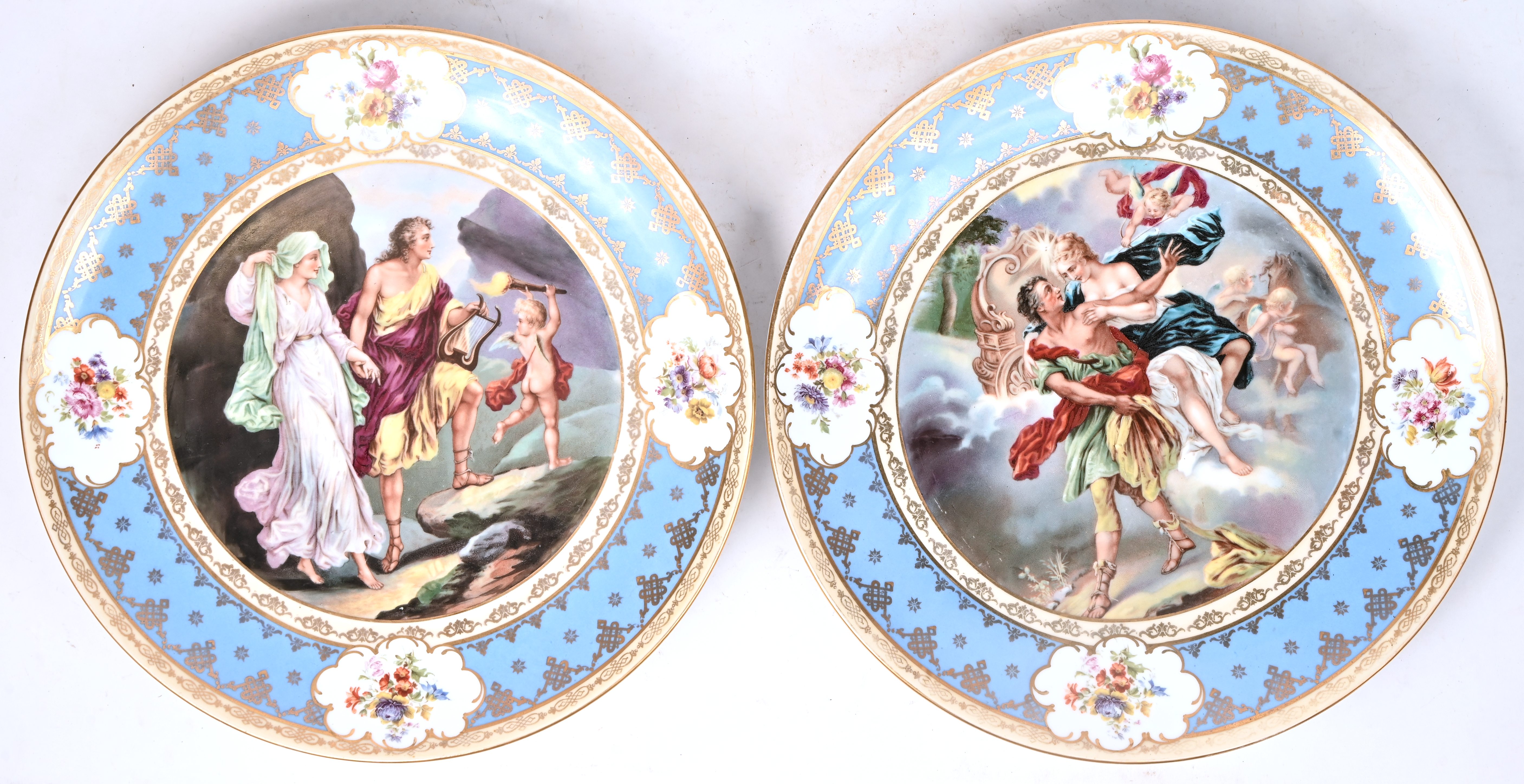 Een set van 2 porseleinen borden, gemerkt Royal Vienna, met romantische voorstellingen Een set van 2 porseleinen borden, gemerkt Royal Vienna, met romantische voorstellingen.